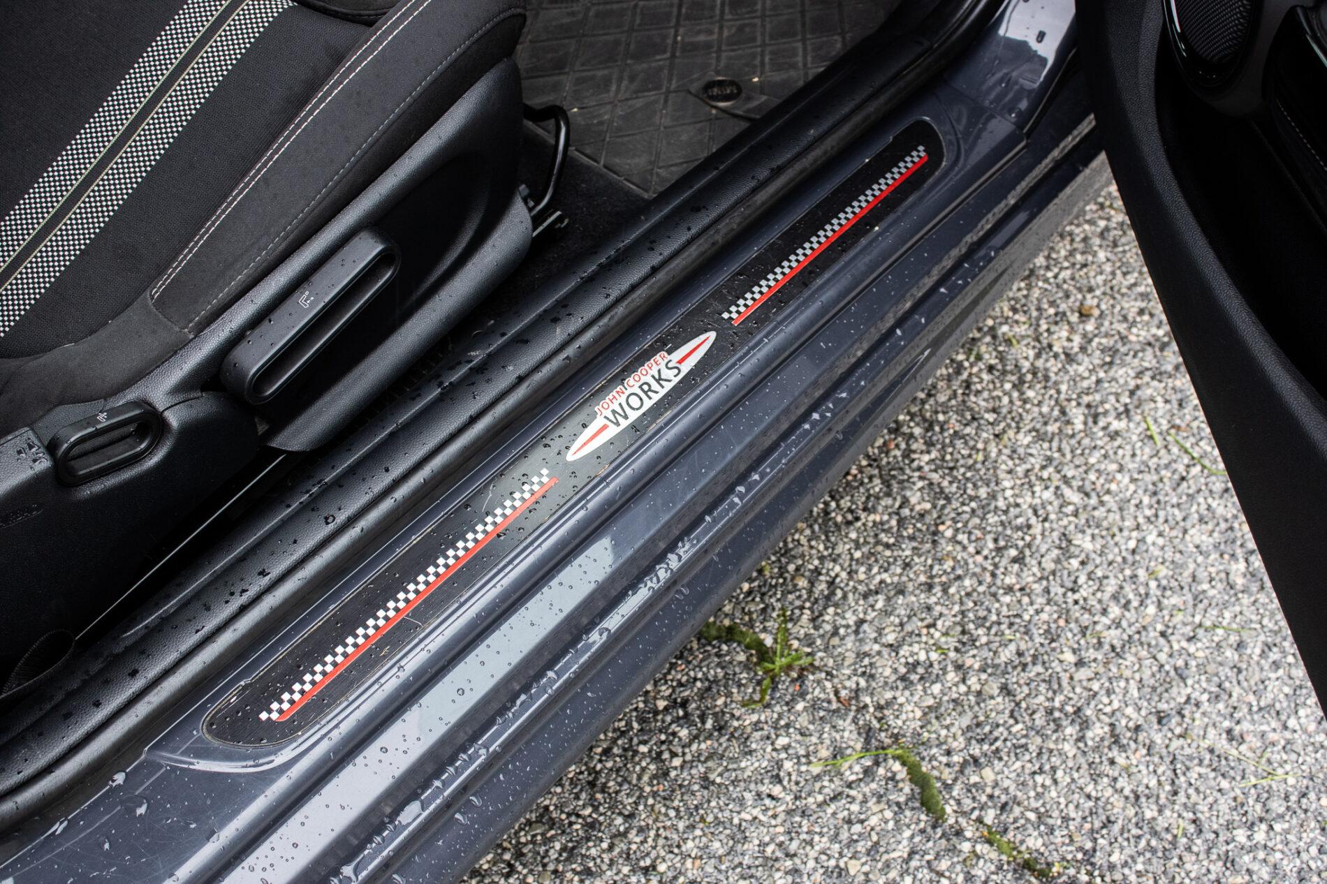 2016 MINI John Cooper Works, sivá hatchback, 143 900 km