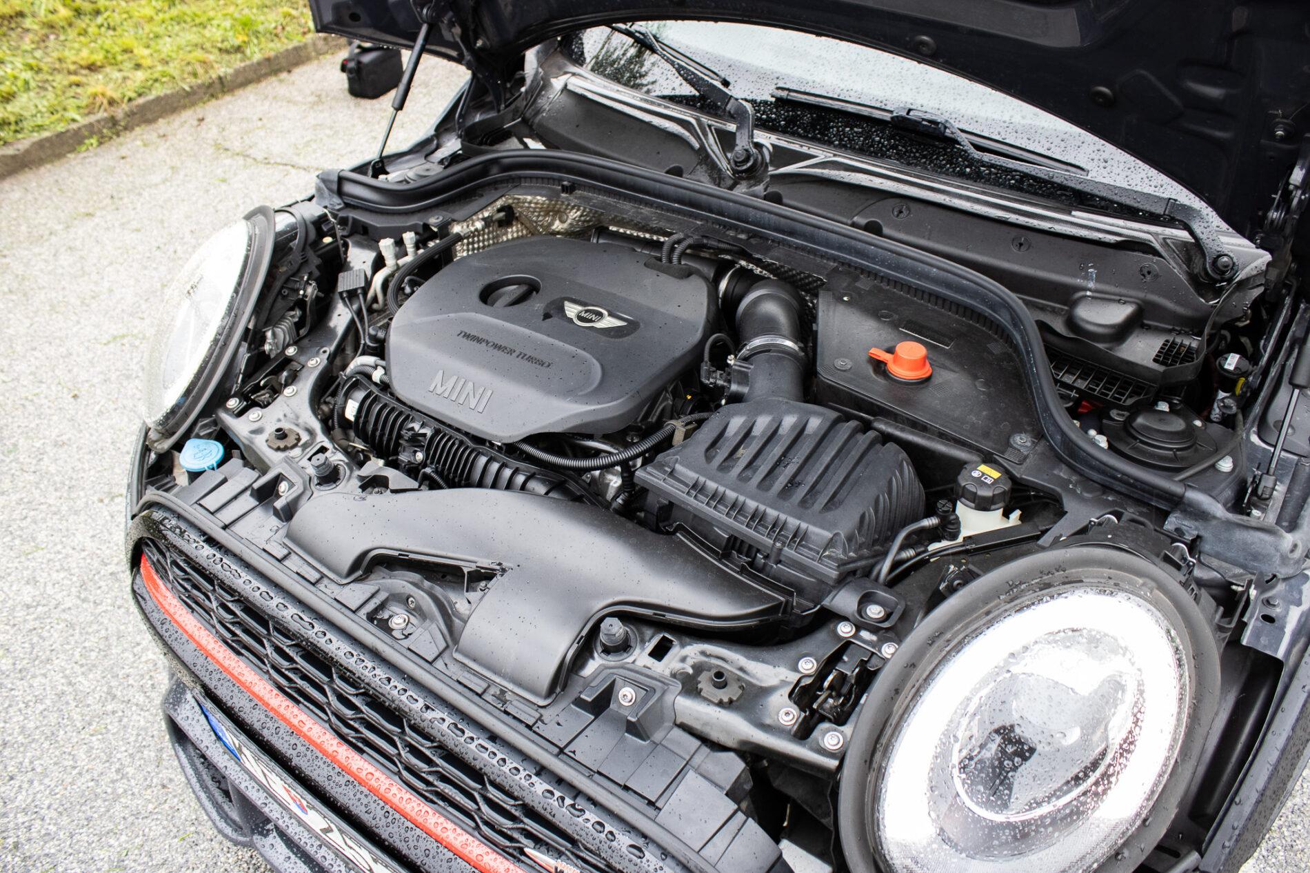 2016 MINI John Cooper Works, sivá hatchback, 143 900 km