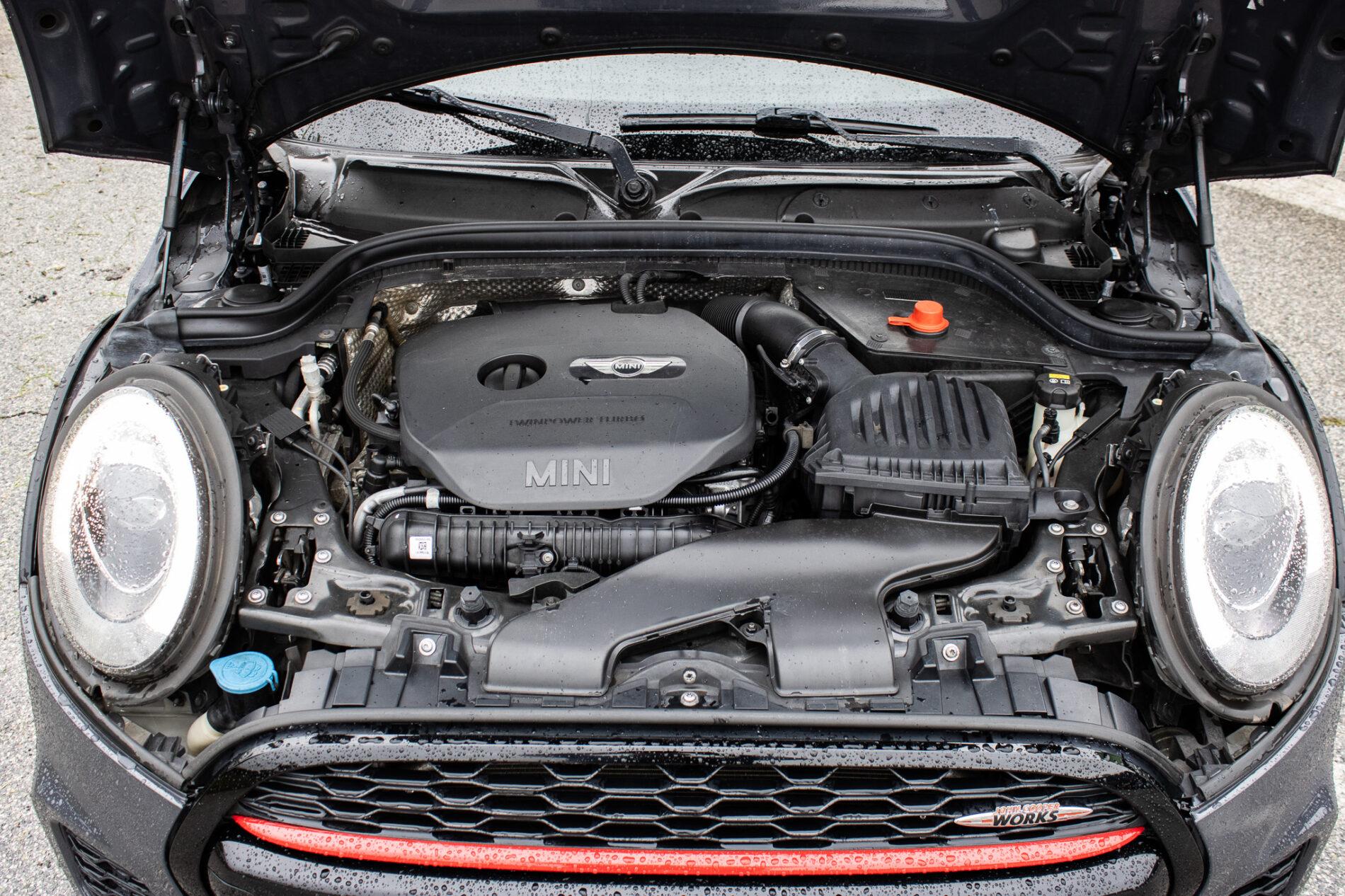 2016 MINI John Cooper Works, sivá hatchback, 143 900 km