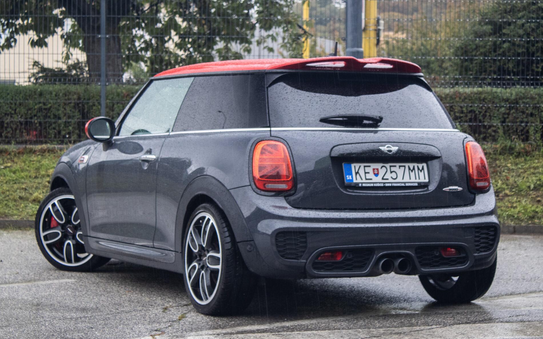 2016 MINI John Cooper Works, sivá hatchback, 143 900 km