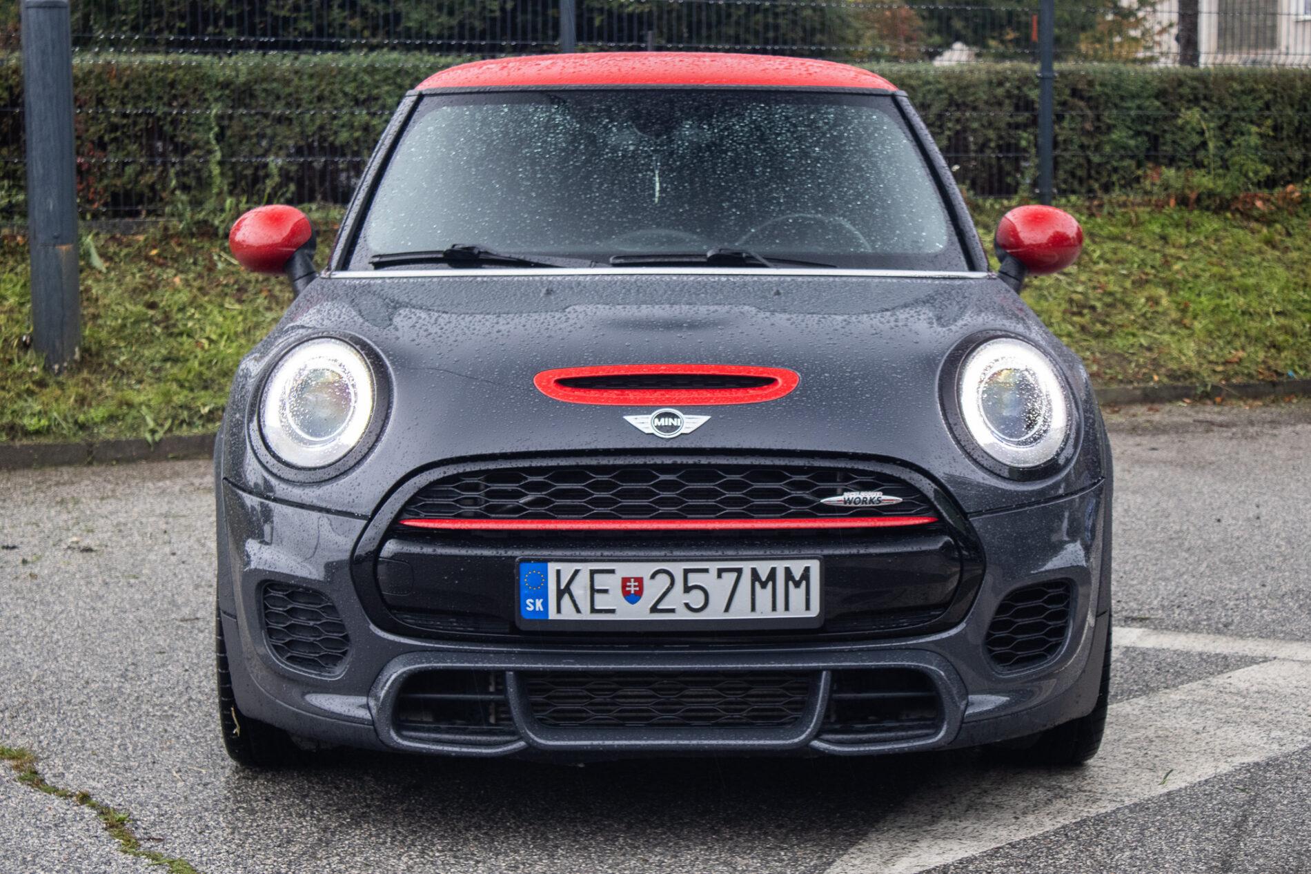 2016 MINI John Cooper Works, sivá hatchback, 143 900 km