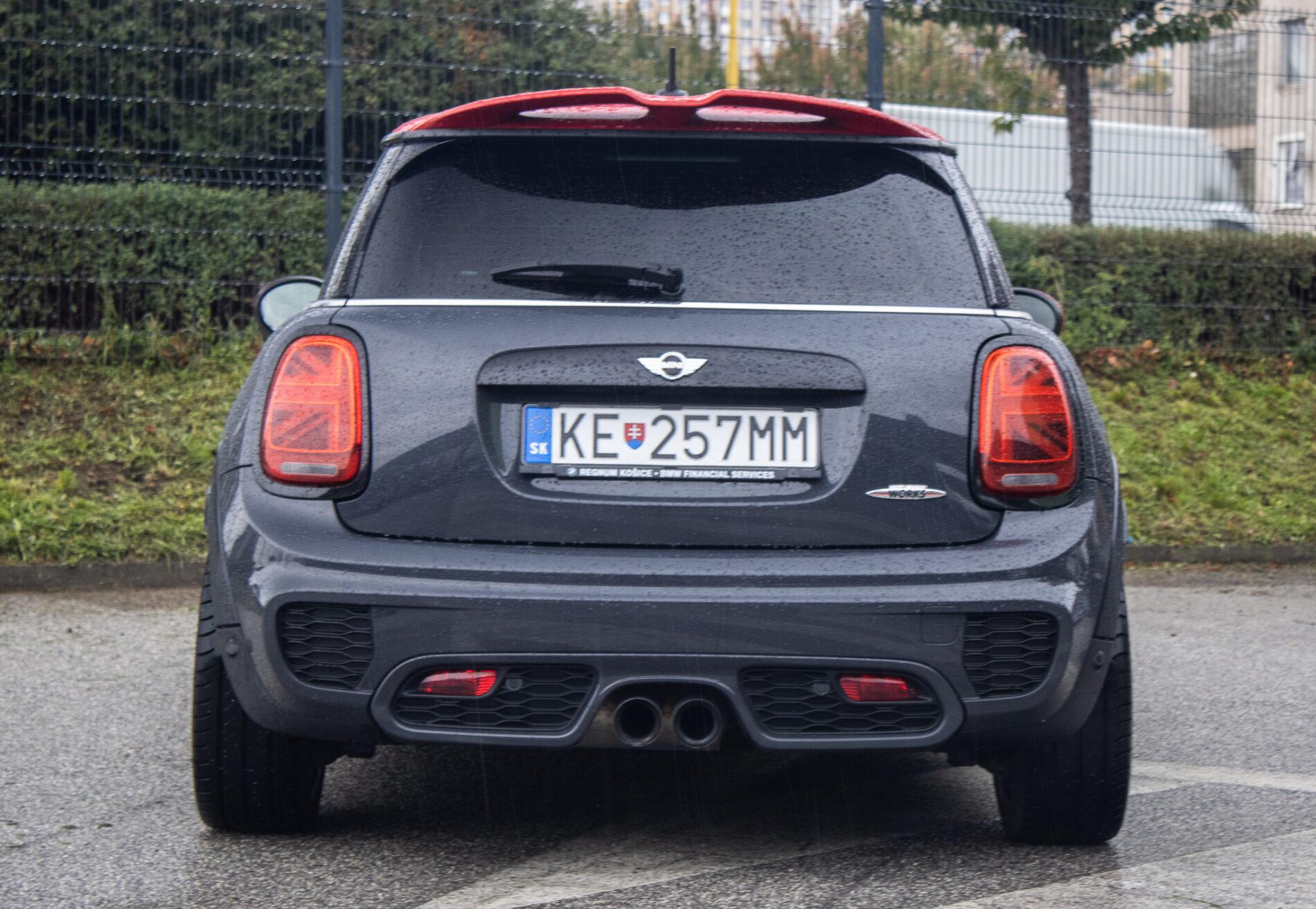 2016 MINI John Cooper Works, sivá hatchback, 143 900 km