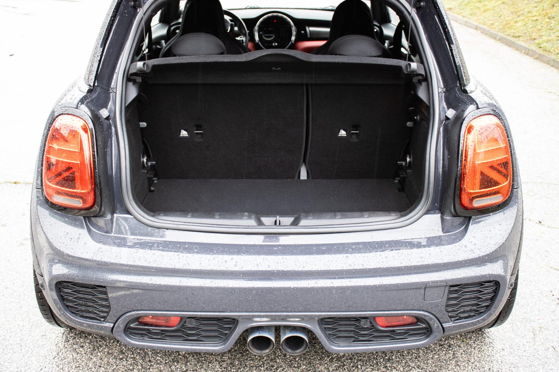 2016 MINI John Cooper Works, sivá hatchback, 143 900 km