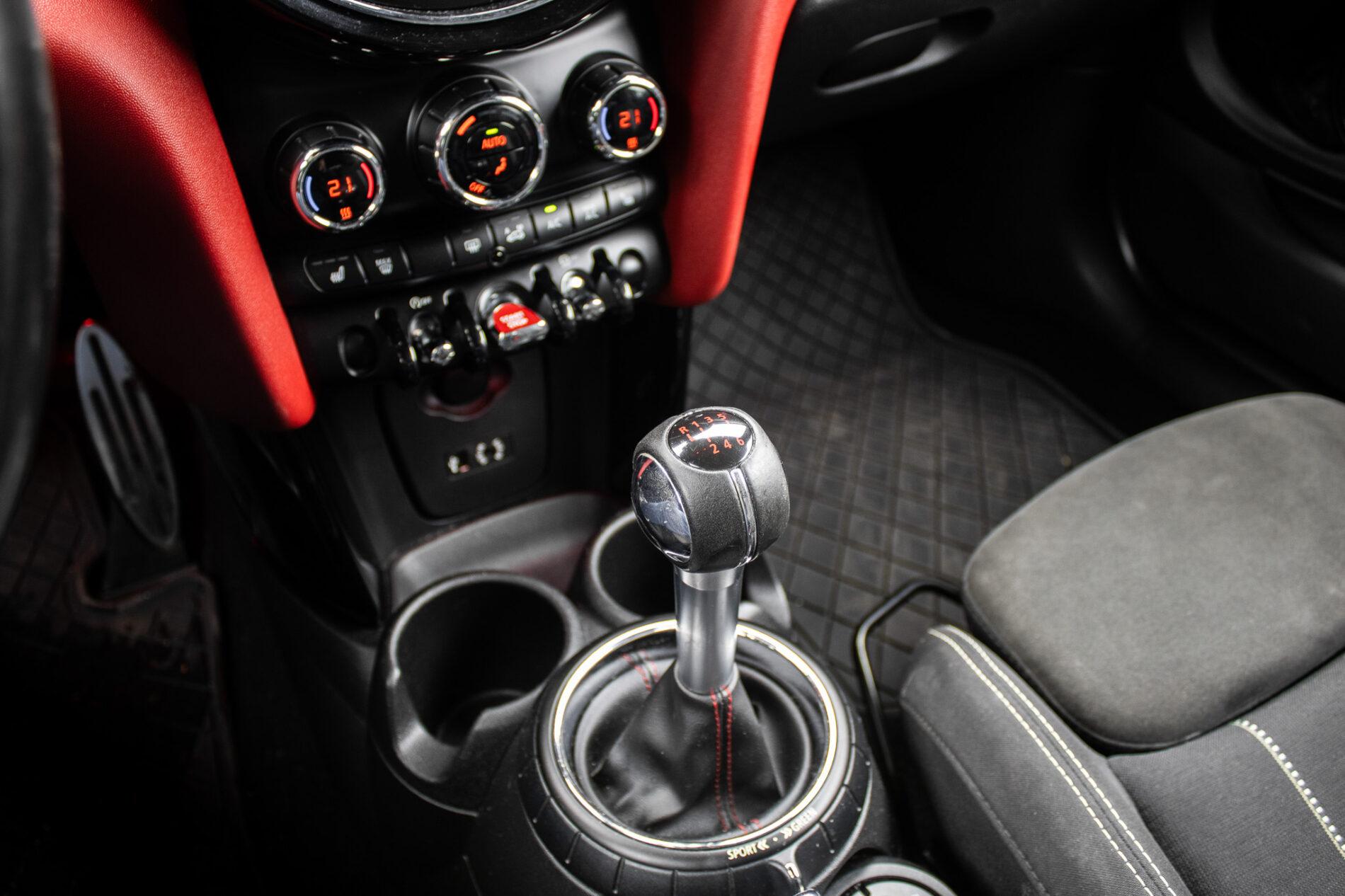 2016 MINI John Cooper Works, sivá hatchback, 143 900 km