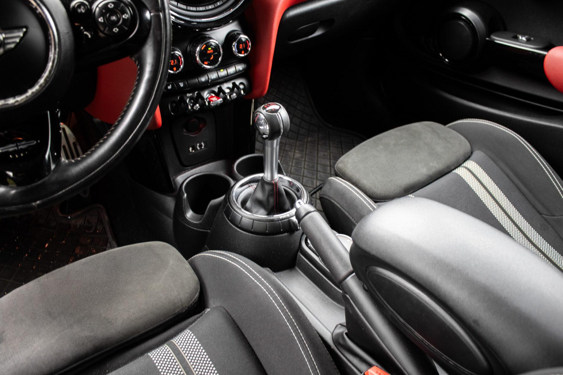 2016 MINI John Cooper Works, sivá hatchback, 143 900 km