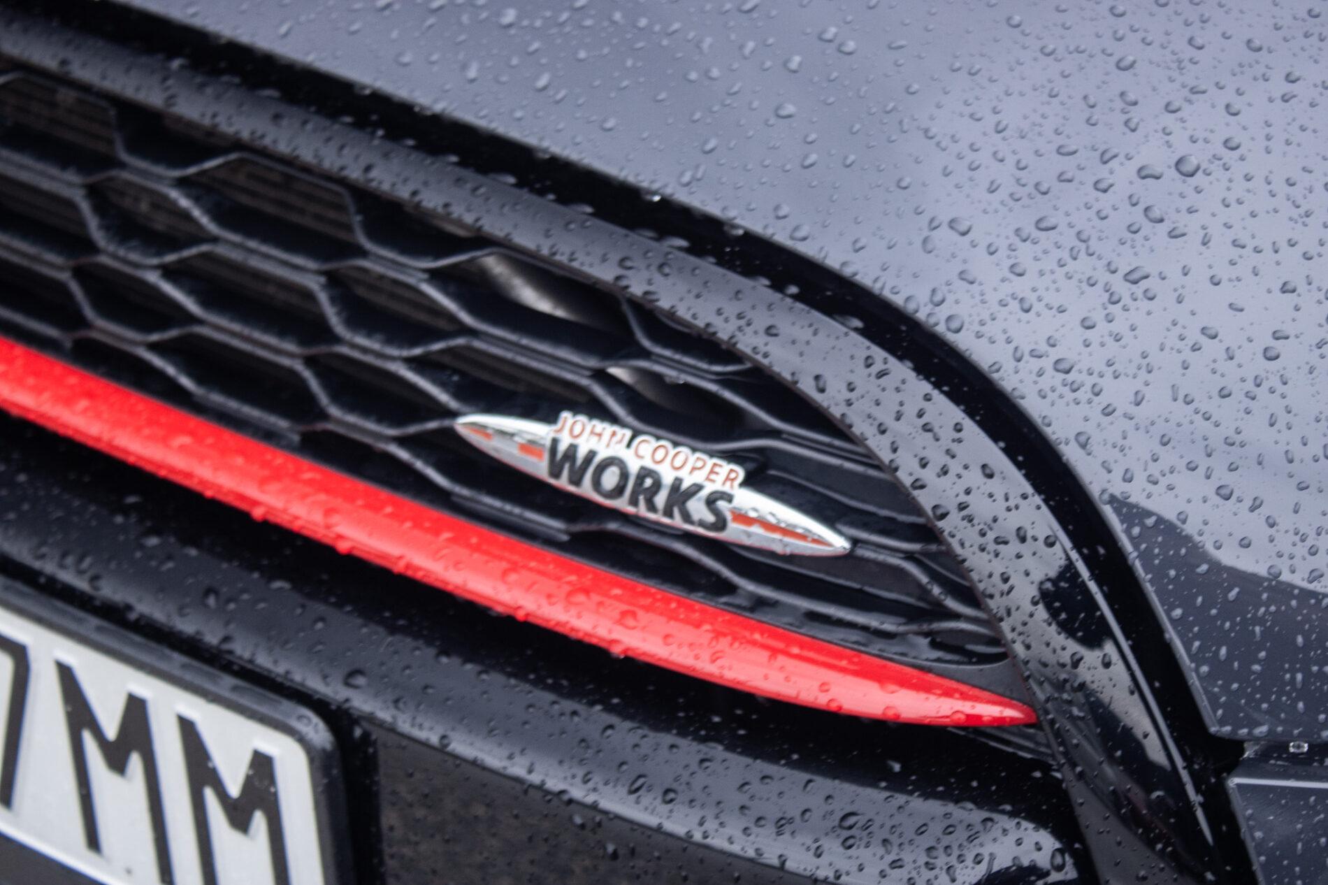 2016 MINI John Cooper Works, sivá hatchback, 143 900 km