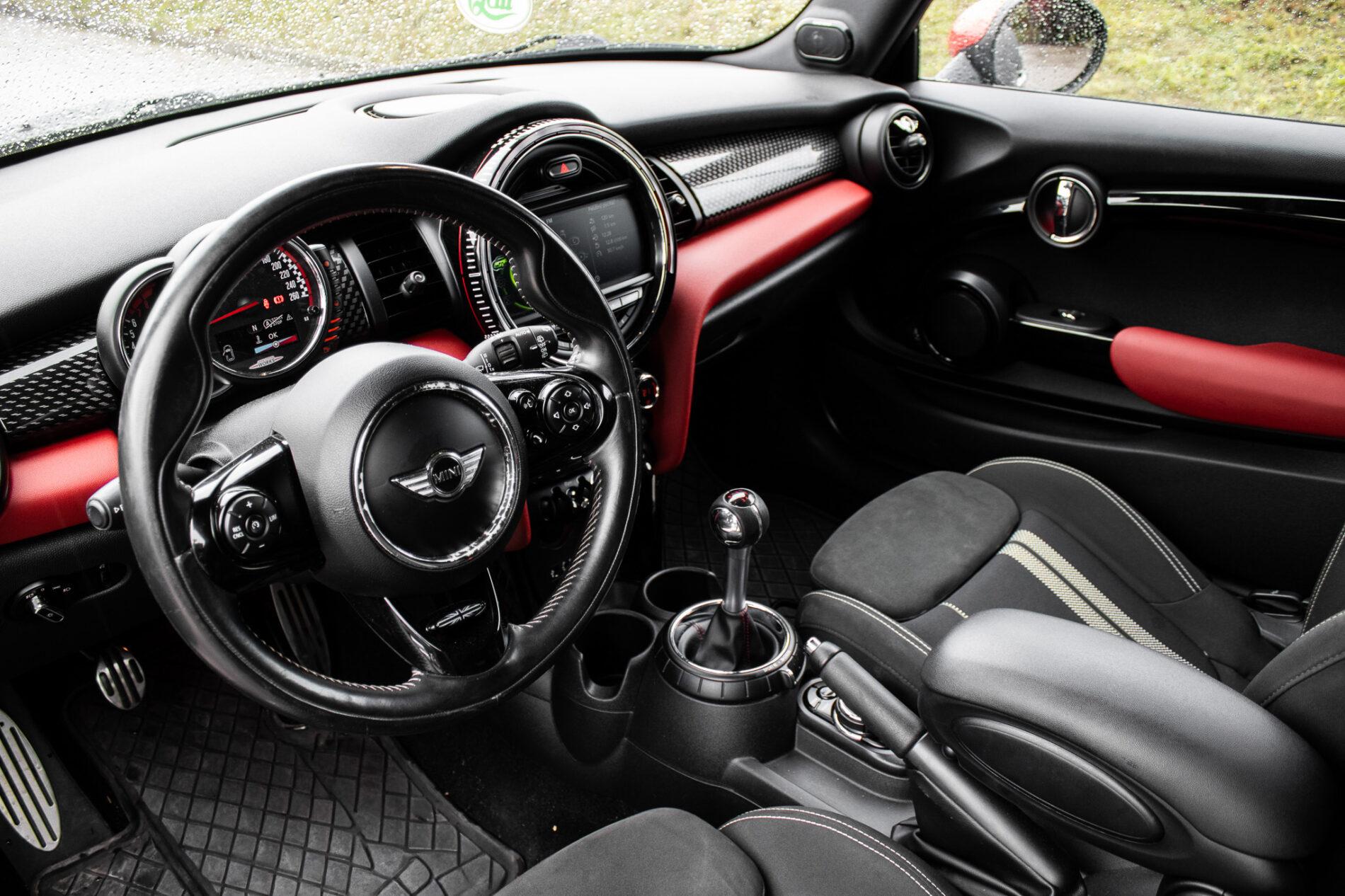 2016 MINI John Cooper Works, sivá hatchback, 143 900 km