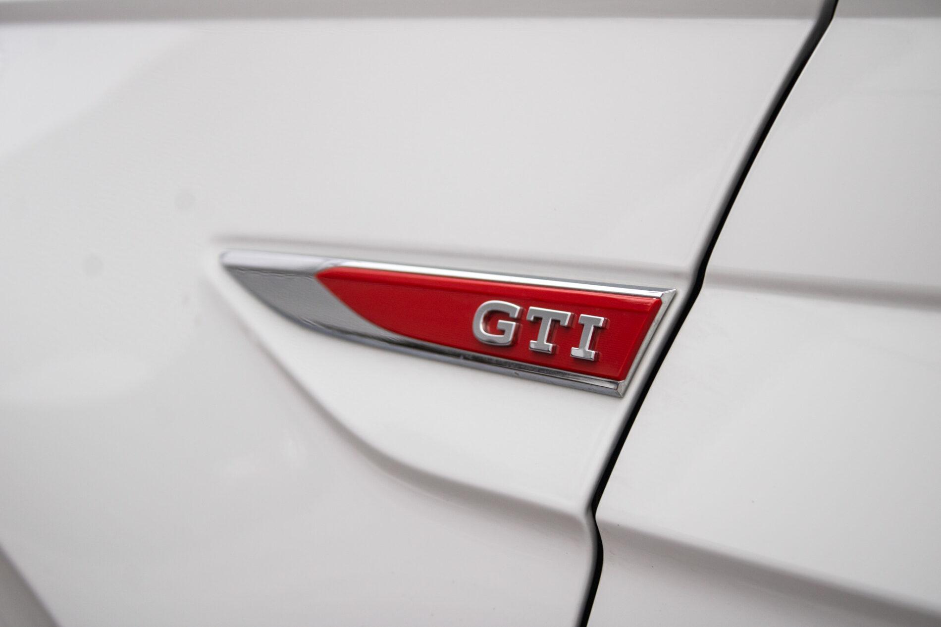 2022 Volkswagen Polo GTI, biela hatchback, 53 706 km