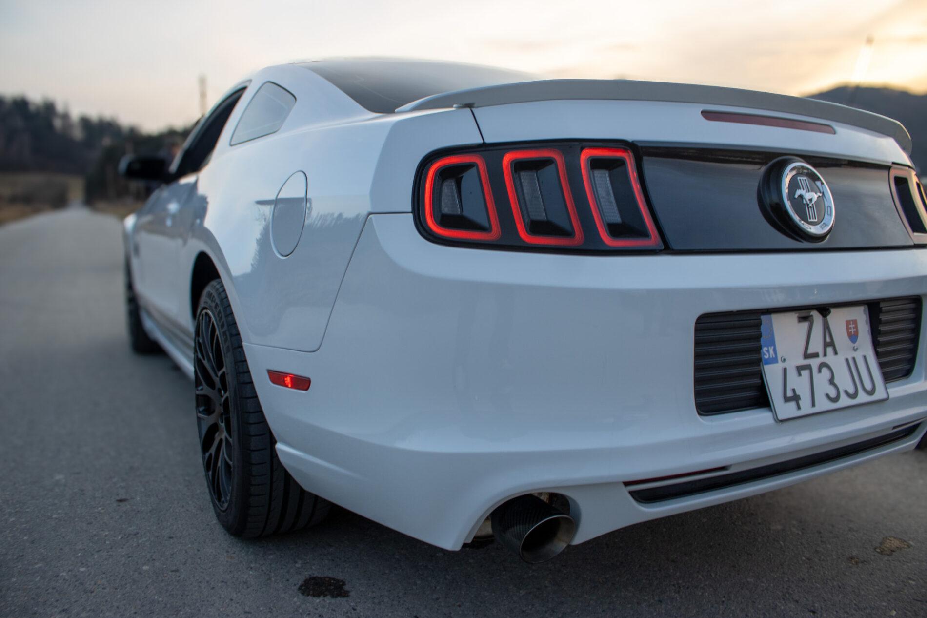 2014 Ford Mustang, biela kupé, 145 899 km