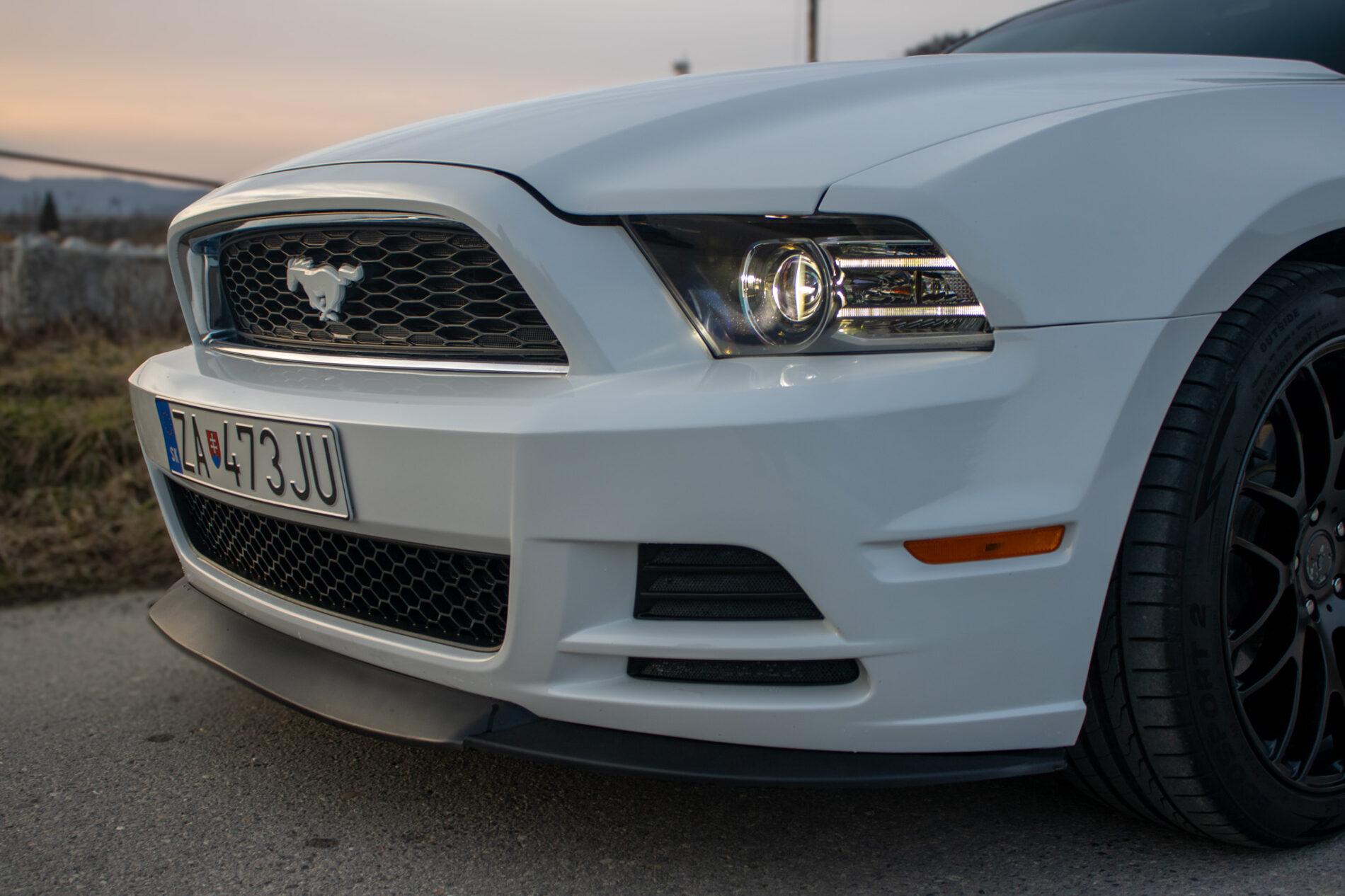 2014 Ford Mustang, biela kupé, 145 899 km