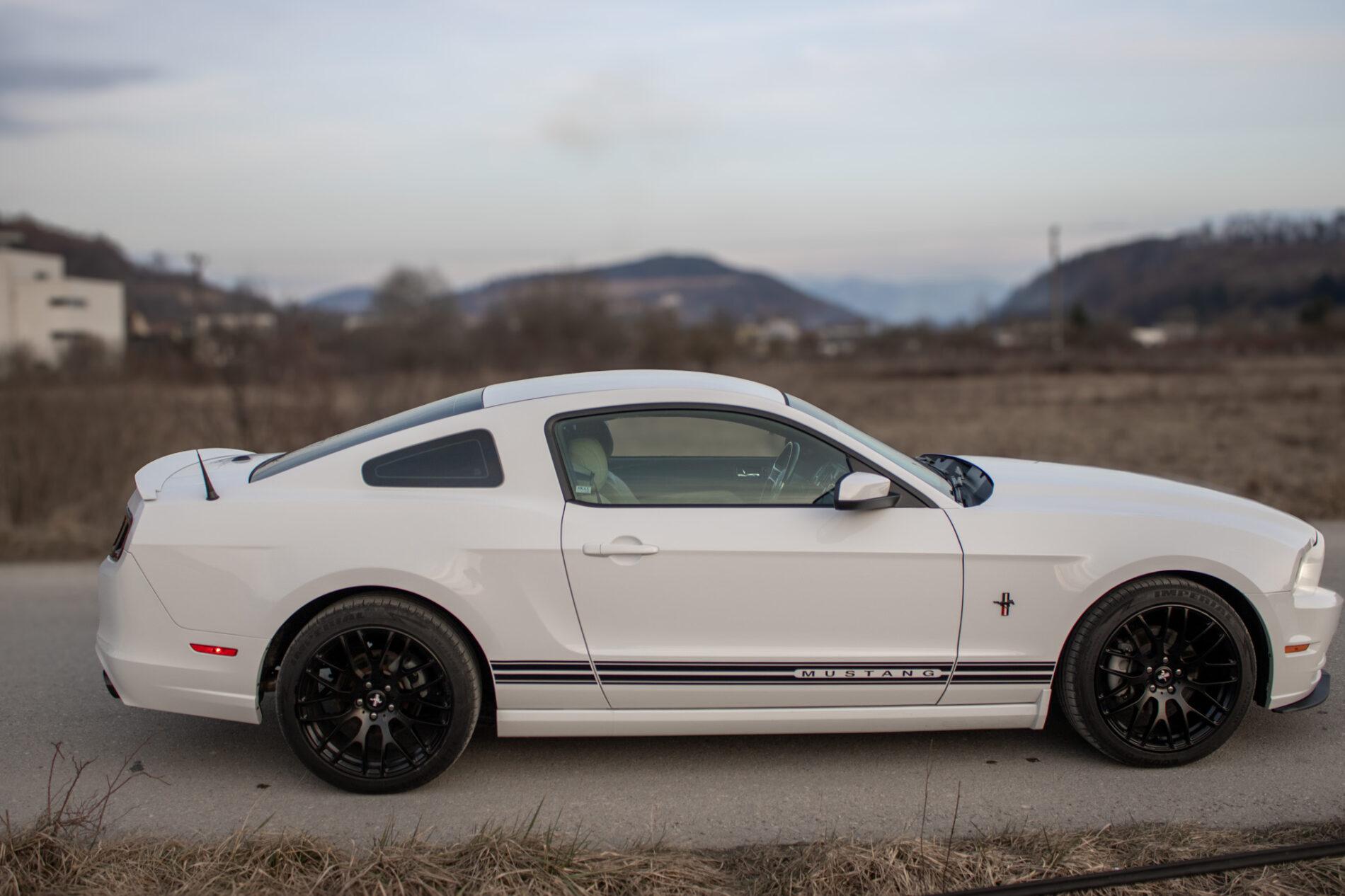 2014 Ford Mustang, biela kupé, 145 899 km