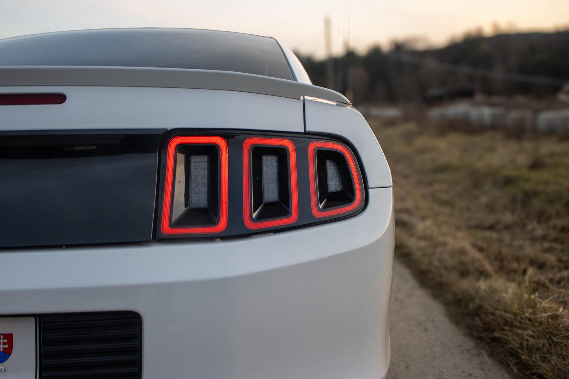 2014 Ford Mustang, biela kupé, 145 899 km