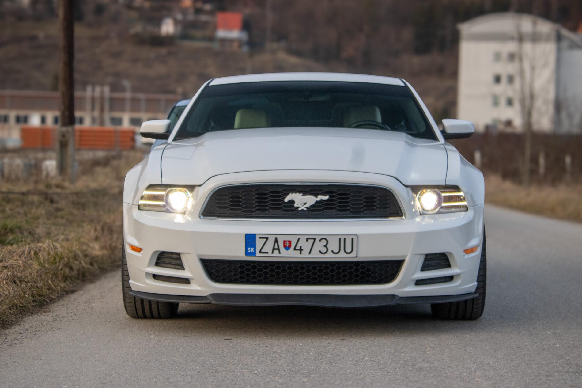 2014 Ford Mustang, biela kupé, 145 899 km