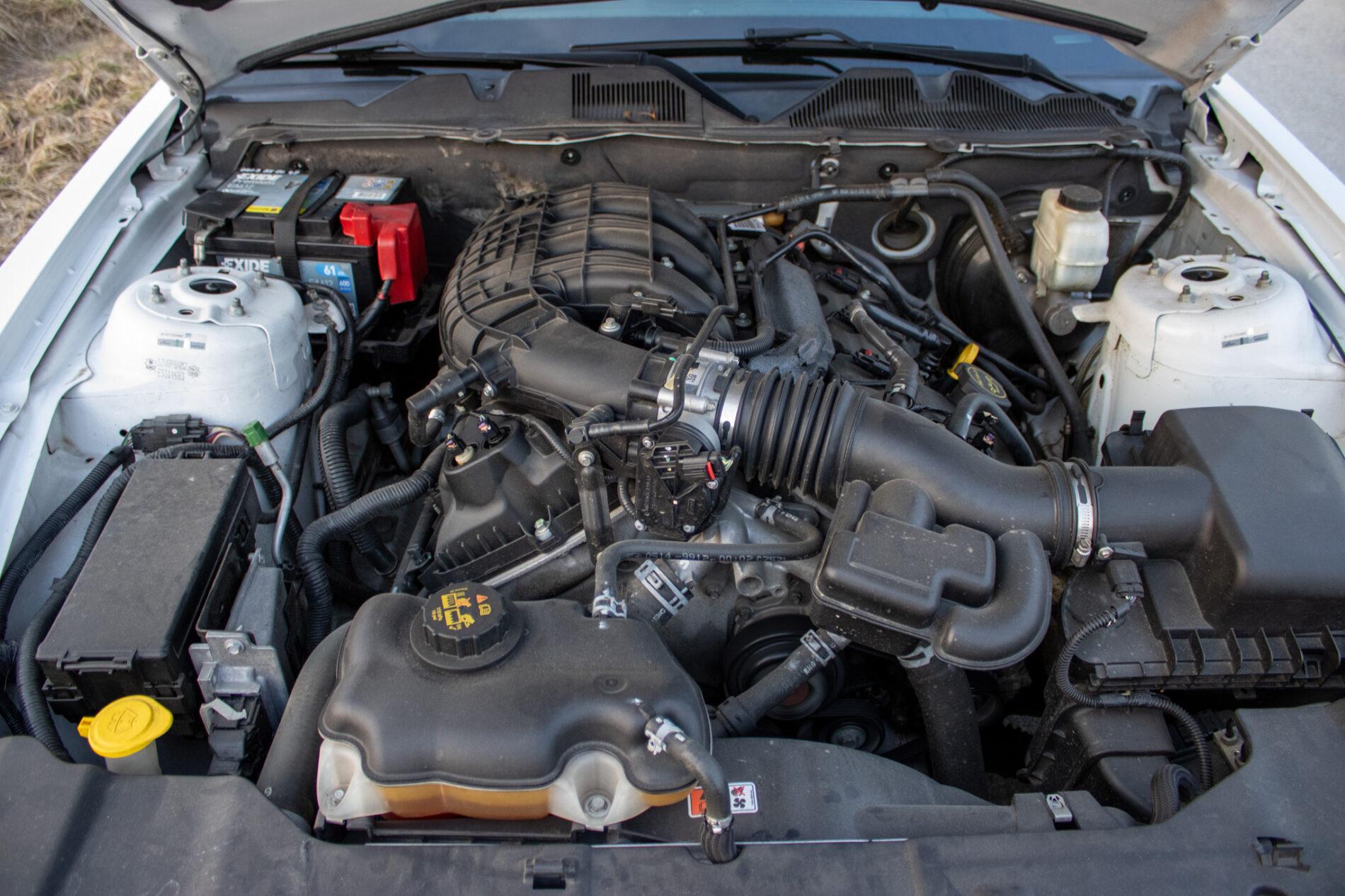 2014 Ford Mustang, biela kupé, 145 899 km