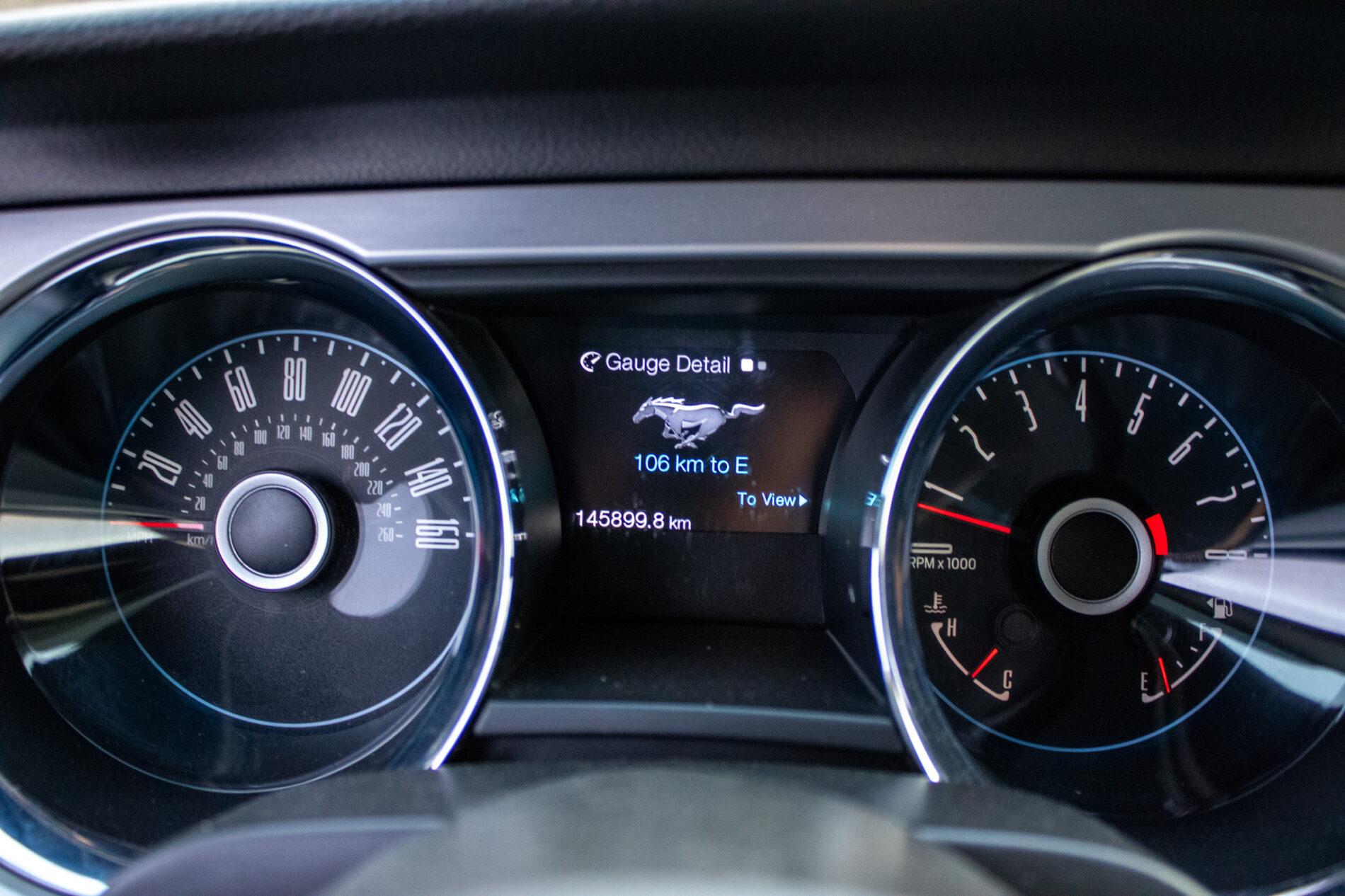 2014 Ford Mustang, biela kupé, 145 899 km