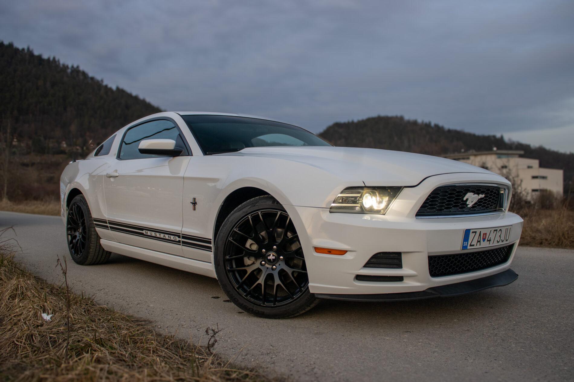 2014 Ford Mustang, biela kupé, 145 899 km