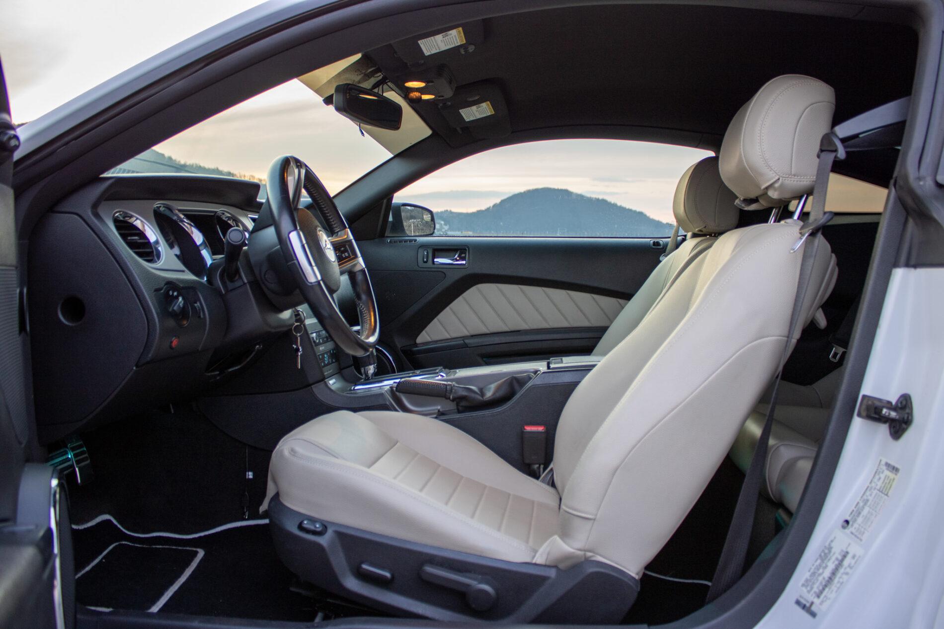 2014 Ford Mustang, biela kupé, 145 899 km