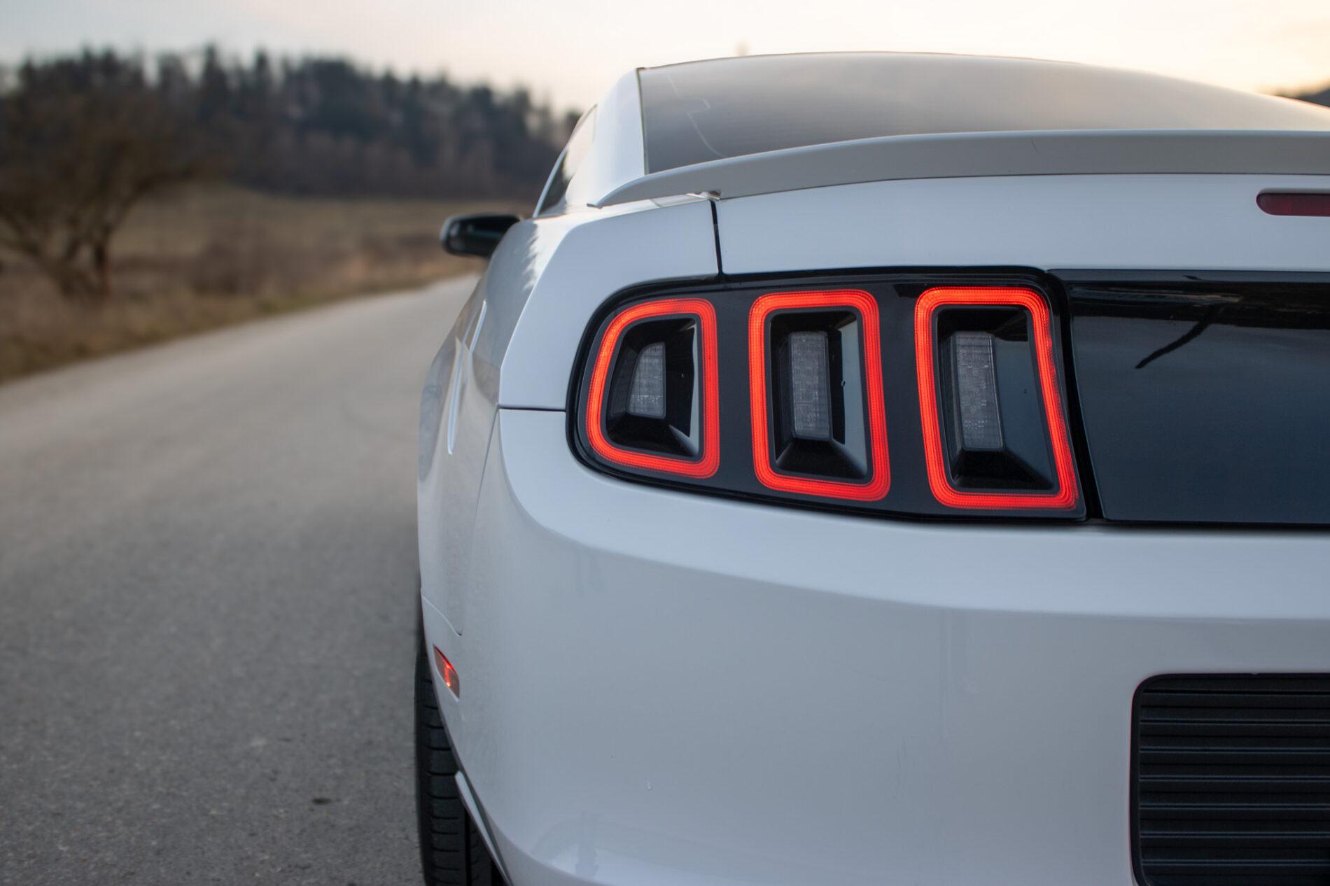 2014 Ford Mustang, biela kupé, 145 899 km