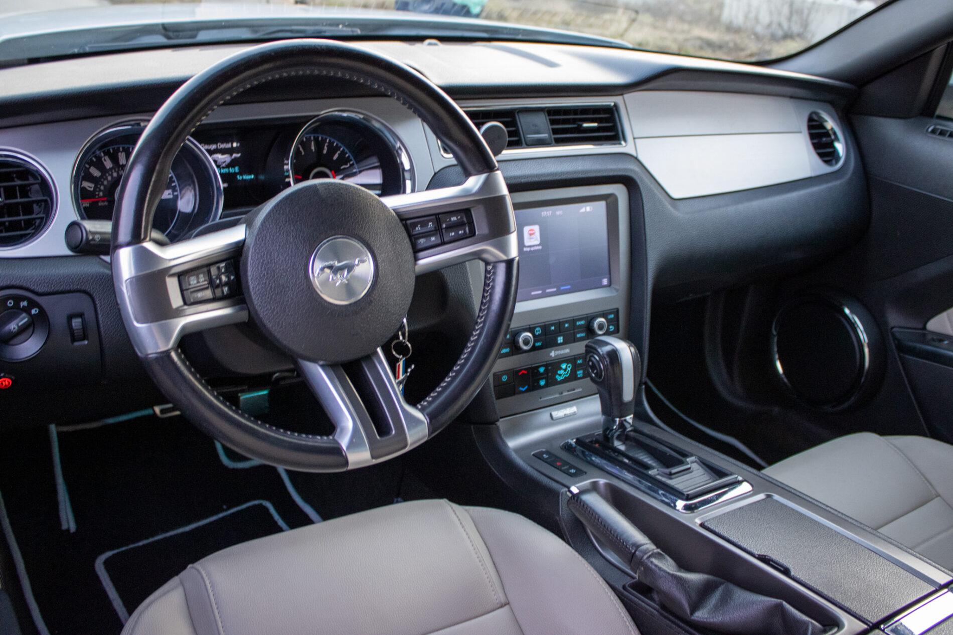2014 Ford Mustang, biela kupé, 145 899 km