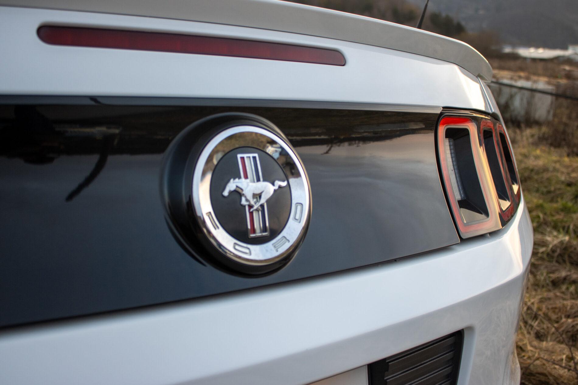 2014 Ford Mustang, biela kupé, 145 899 km