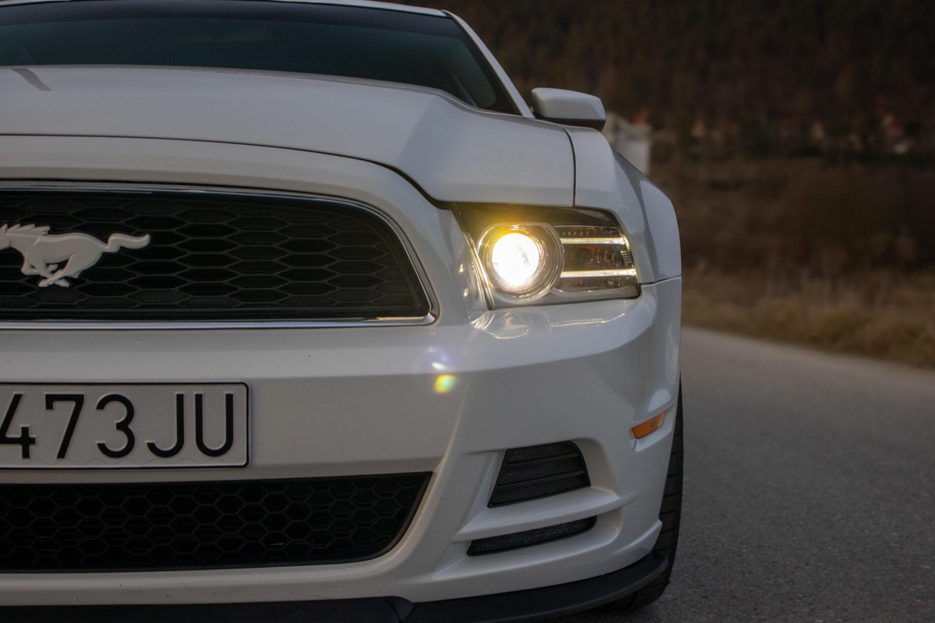 2014 Ford Mustang, biela kupé, 145 899 km