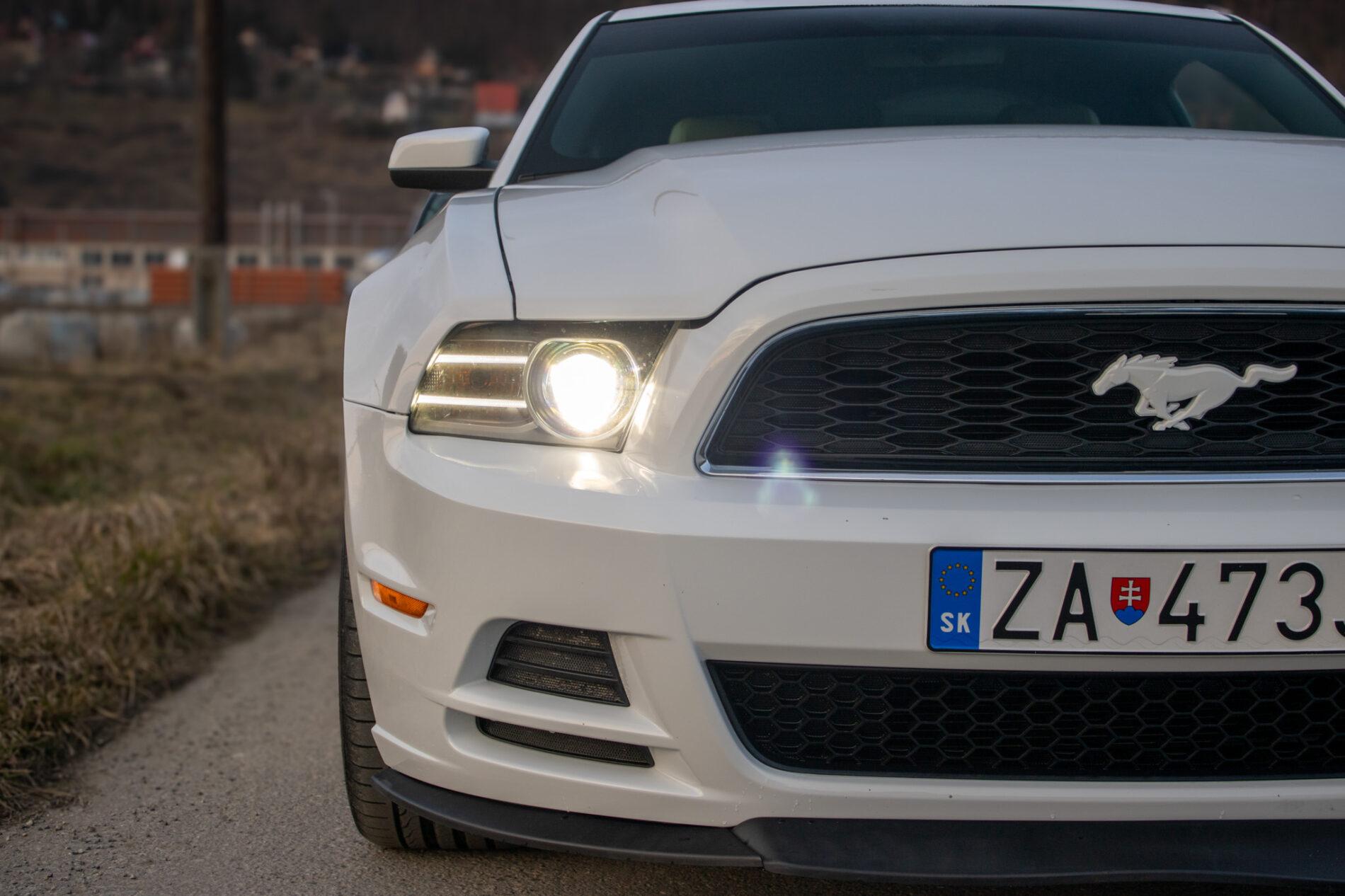 2014 Ford Mustang, biela kupé, 145 899 km