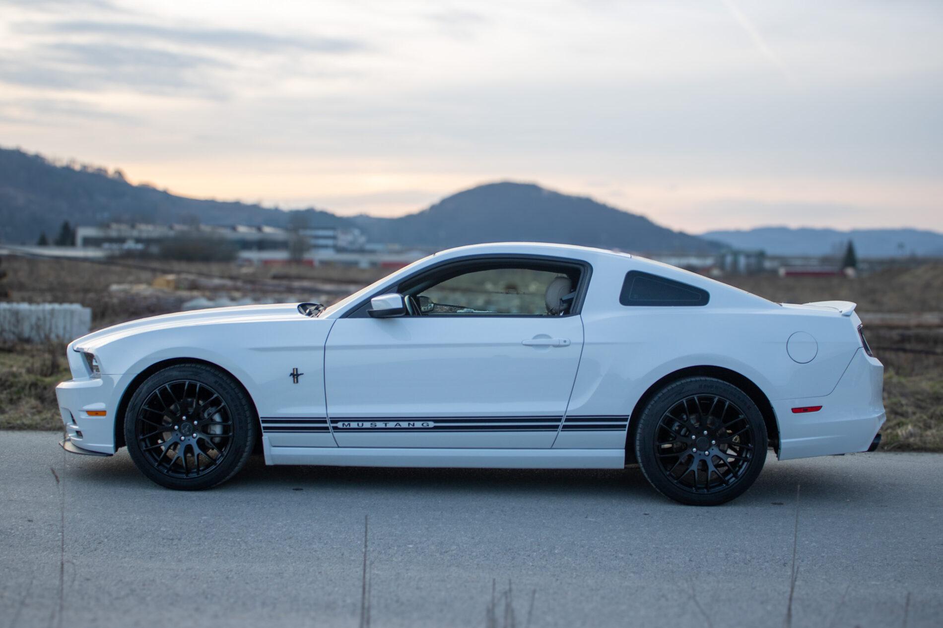 2014 Ford Mustang, biela kupé, 145 899 km