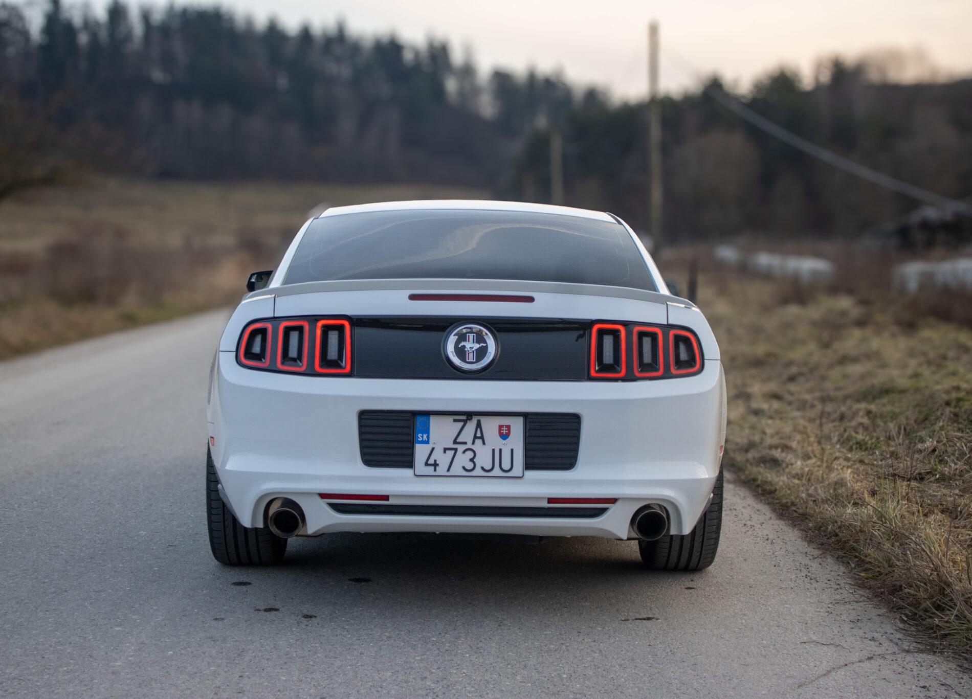 2014 Ford Mustang, biela kupé, 145 899 km