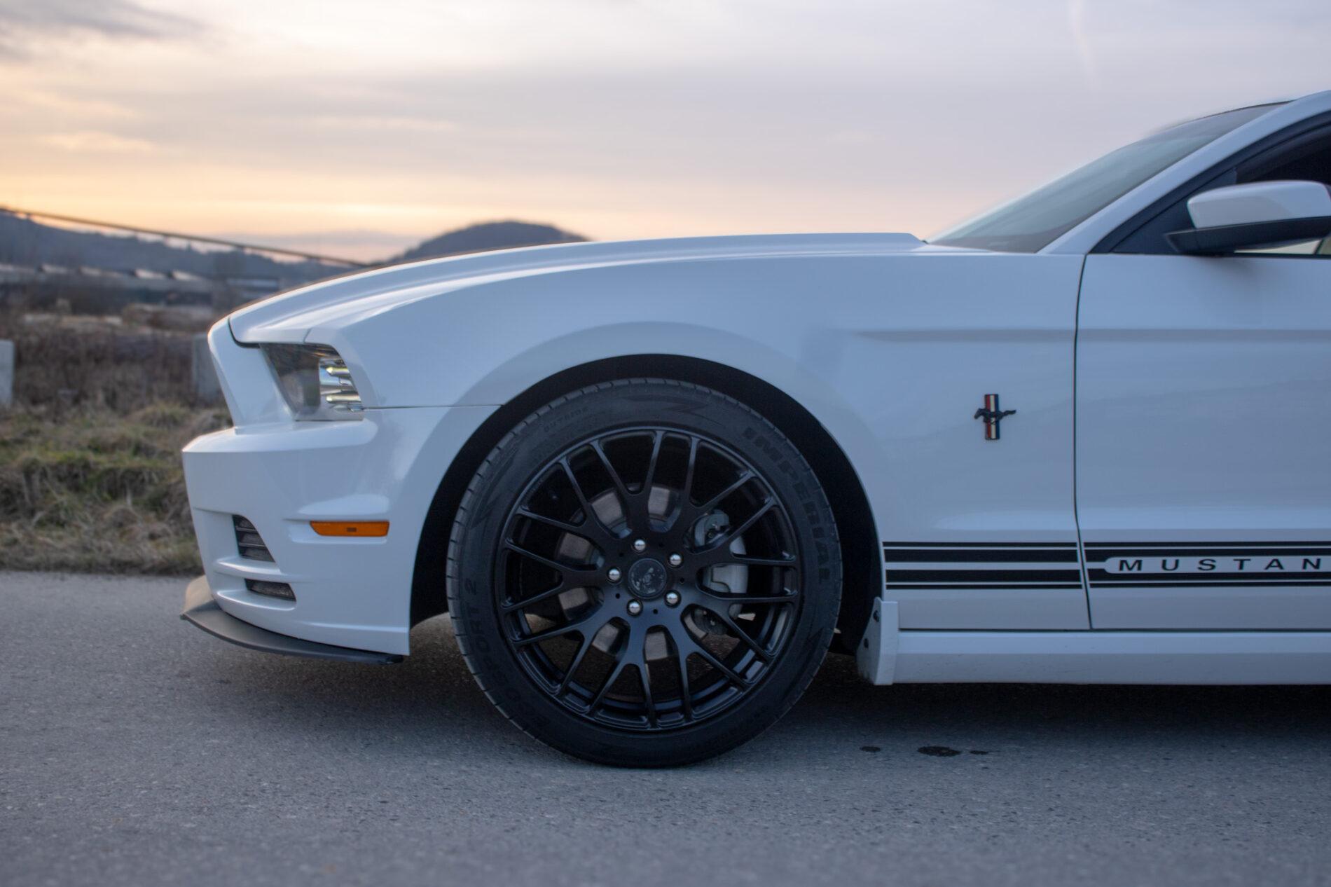 2014 Ford Mustang, biela kupé, 145 899 km