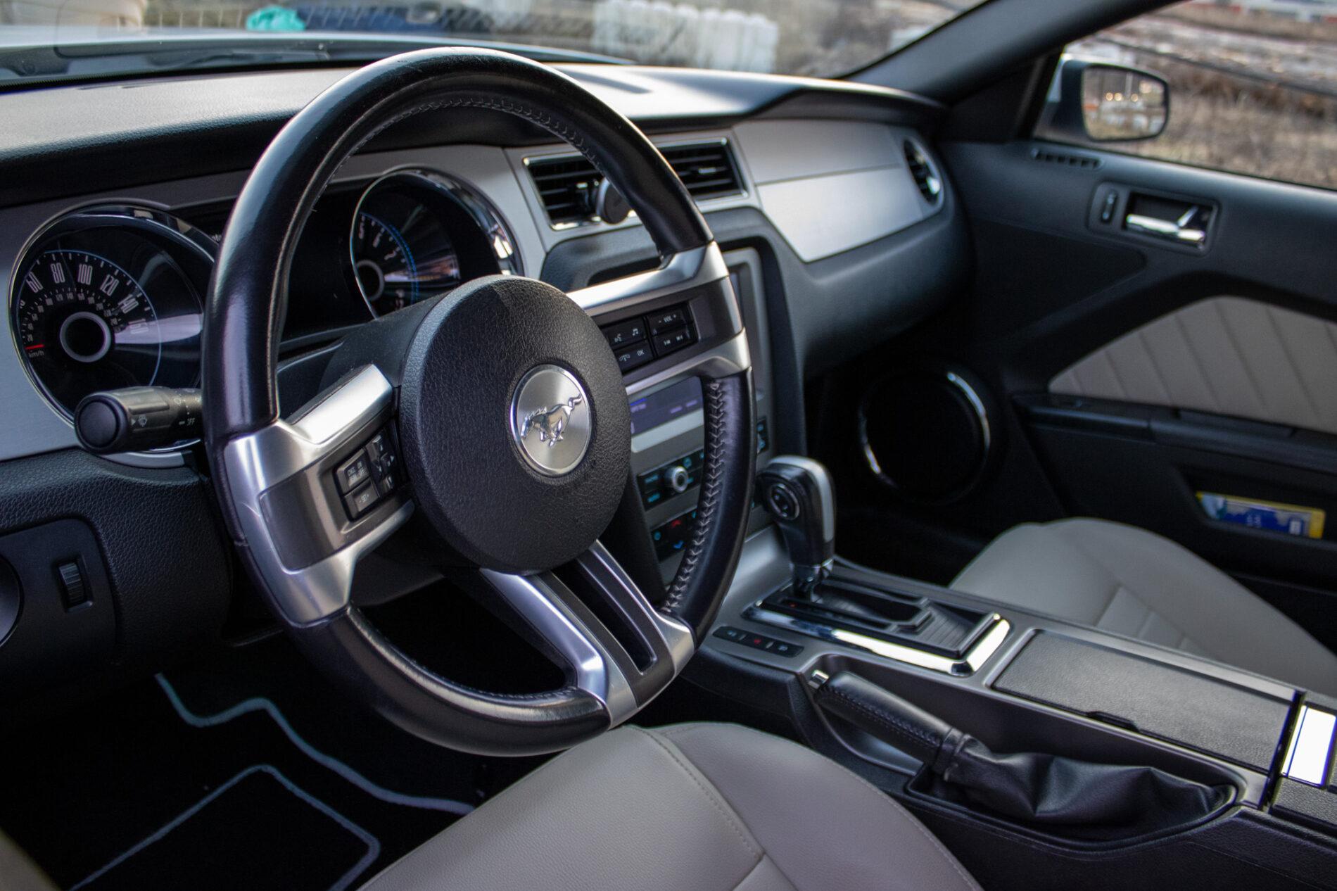 2014 Ford Mustang, biela kupé, 145 899 km