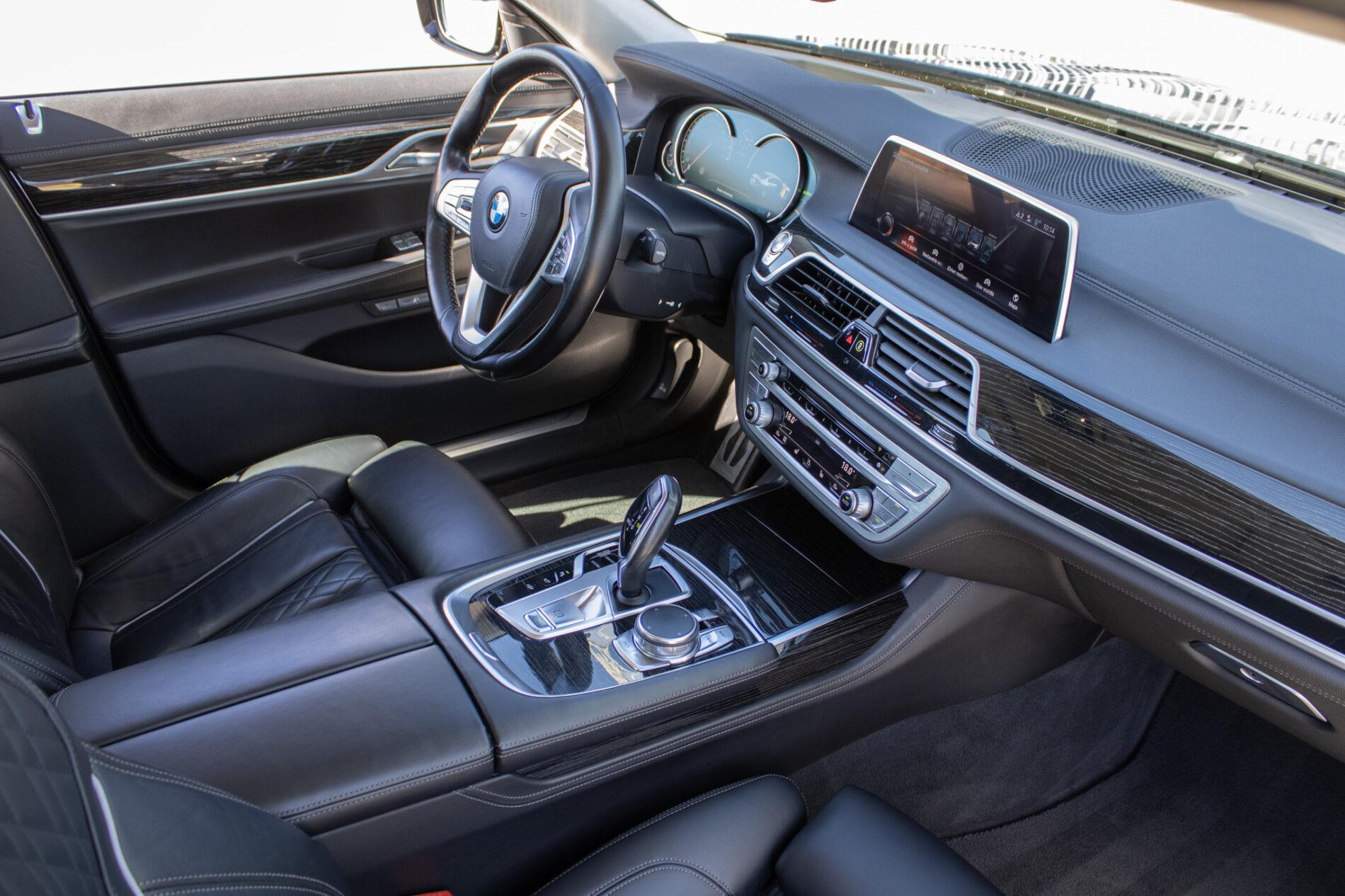 2016 BMW 740d, modrá sedan, 157 369 km