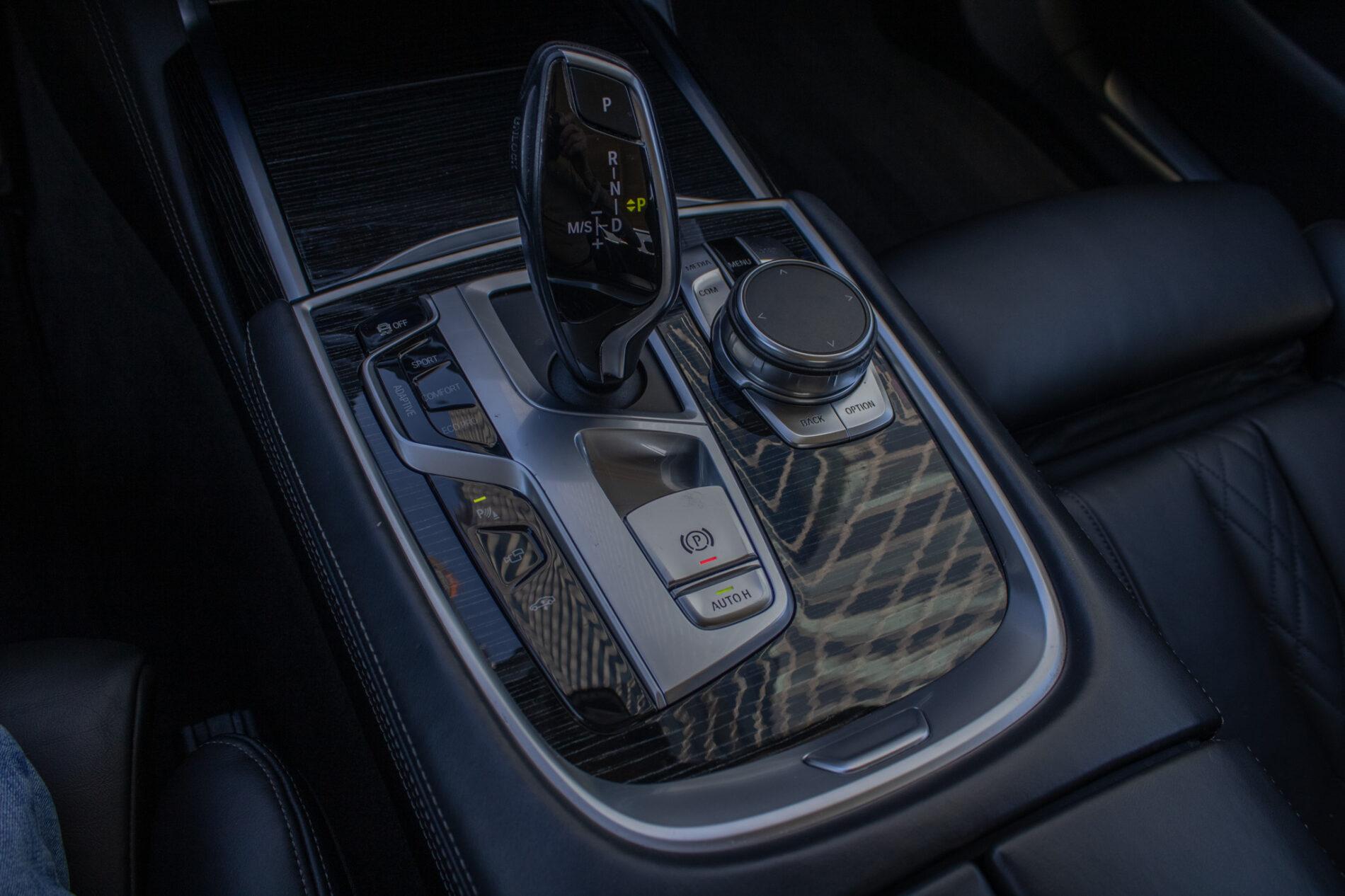 2016 BMW 740d, modrá sedan, 157 369 km
