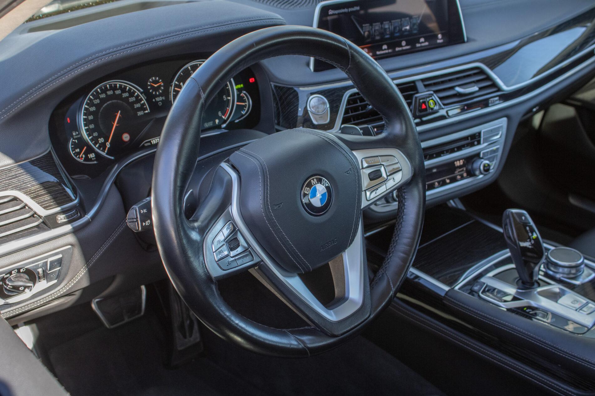 2016 BMW 740d, modrá sedan, 157 369 km