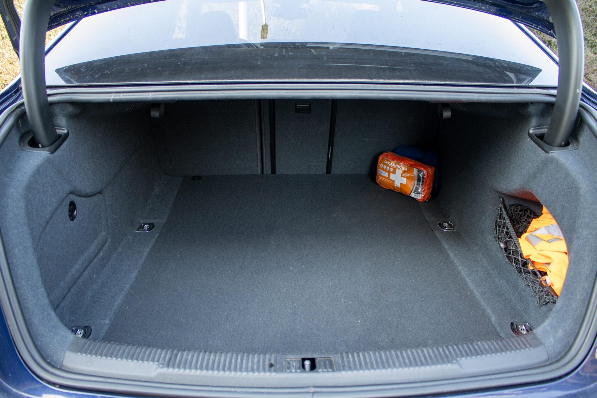 2013 AUDI S6, modrá sedan, 163 590 km