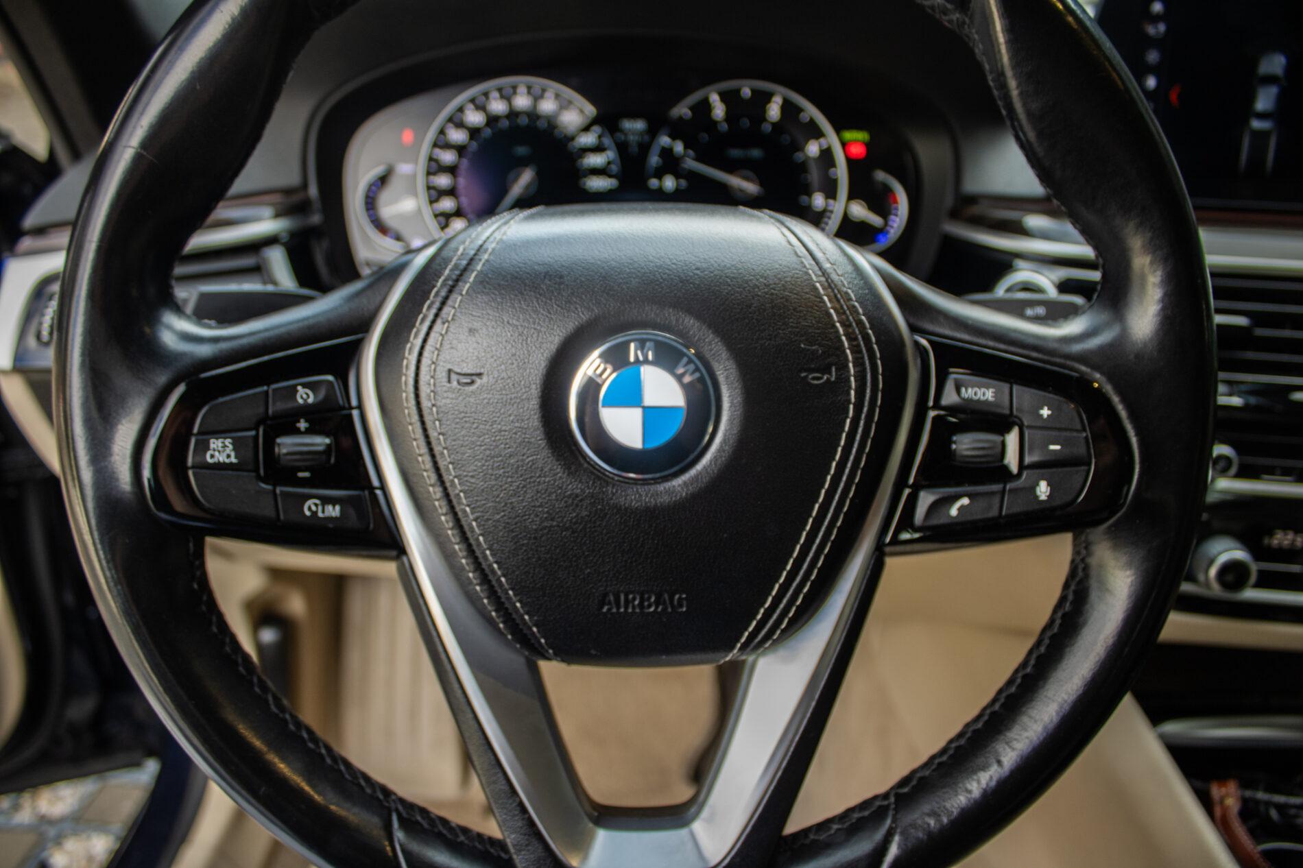 2017 BMW 530d, modrá sedan, 165 358 km