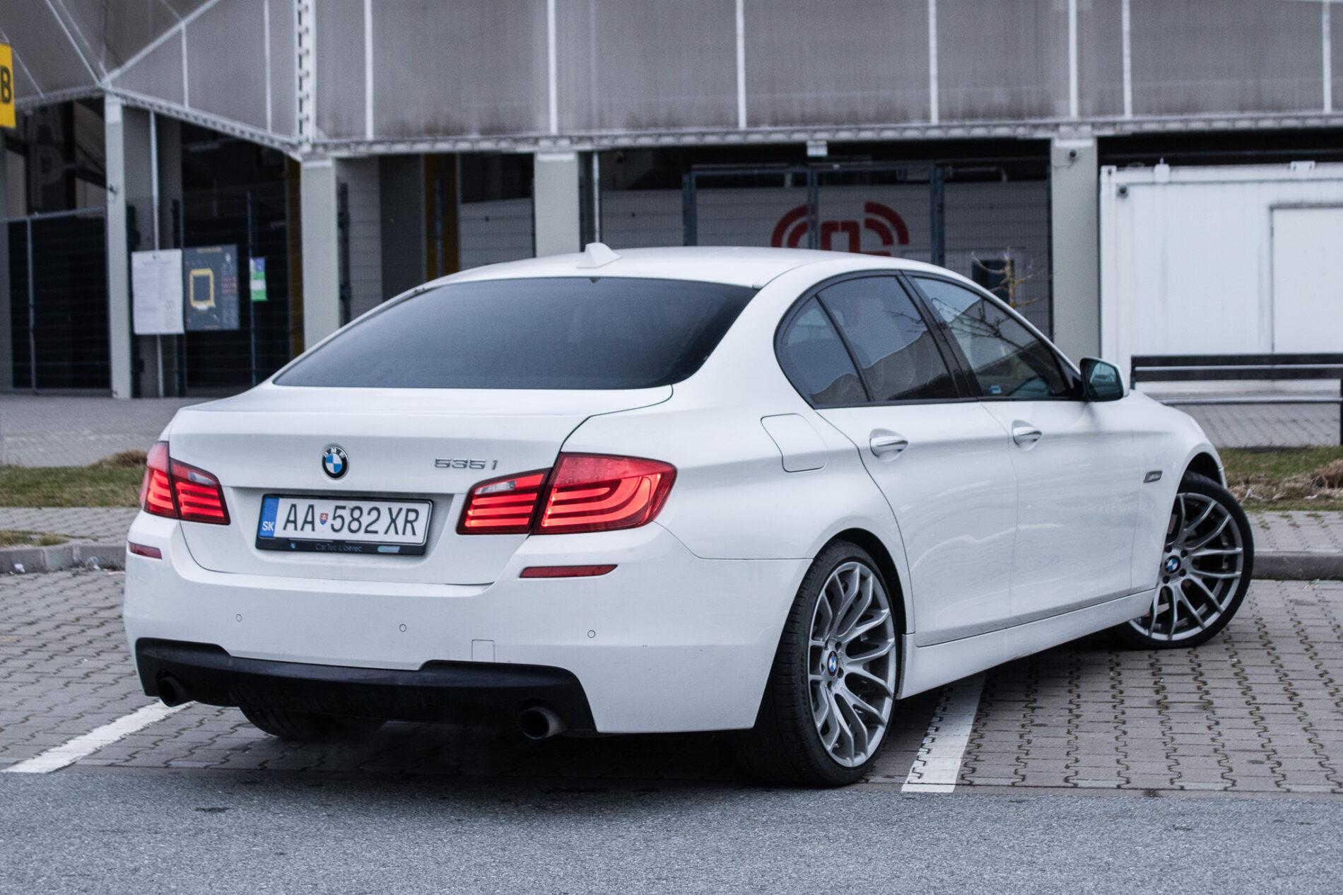 2010 BMW 535i, biela sedan, 255 870 km