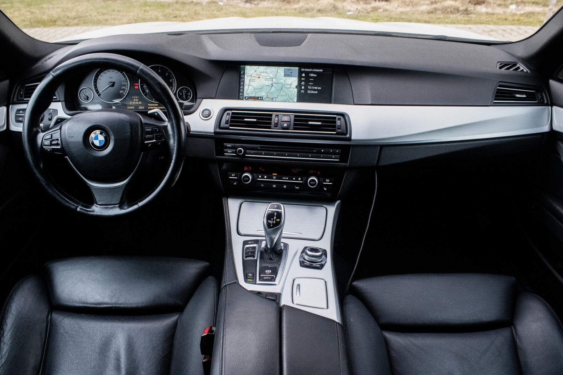 2010 BMW 535i, biela sedan, 255 870 km