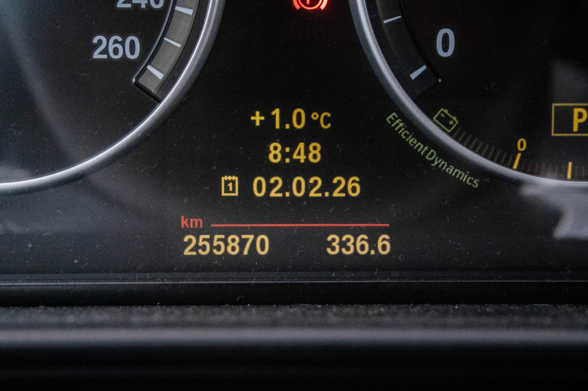 2010 BMW 535i, biela sedan, 255 870 km
