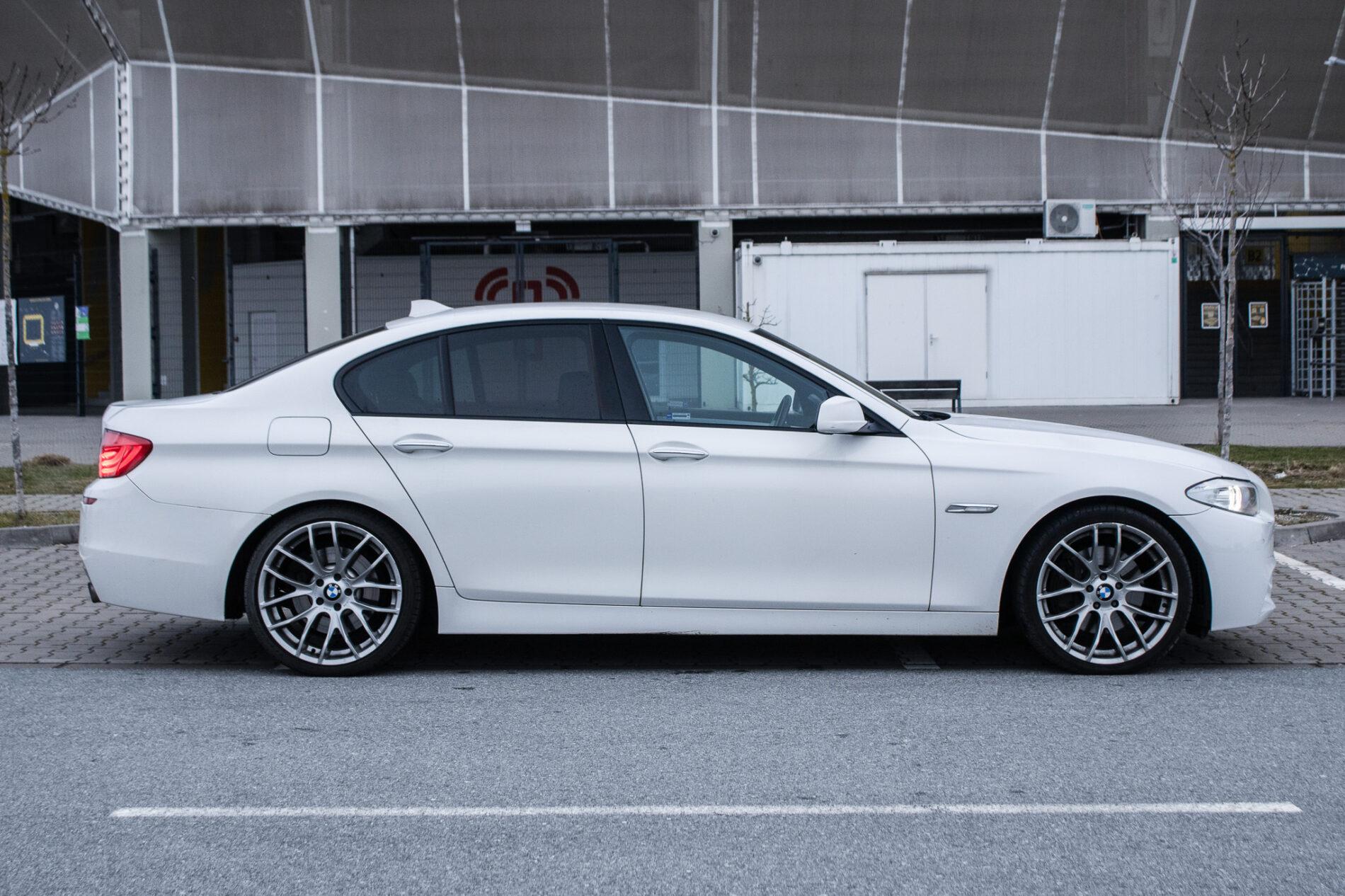 2010 BMW 535i, biela sedan, 255 870 km
