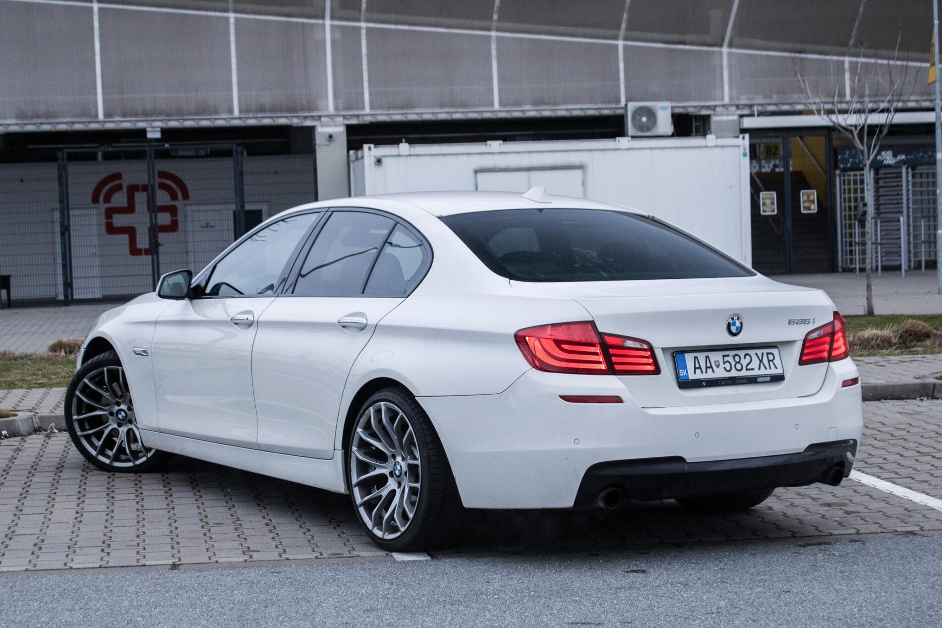2010 BMW 535i, biela sedan, 255 870 km