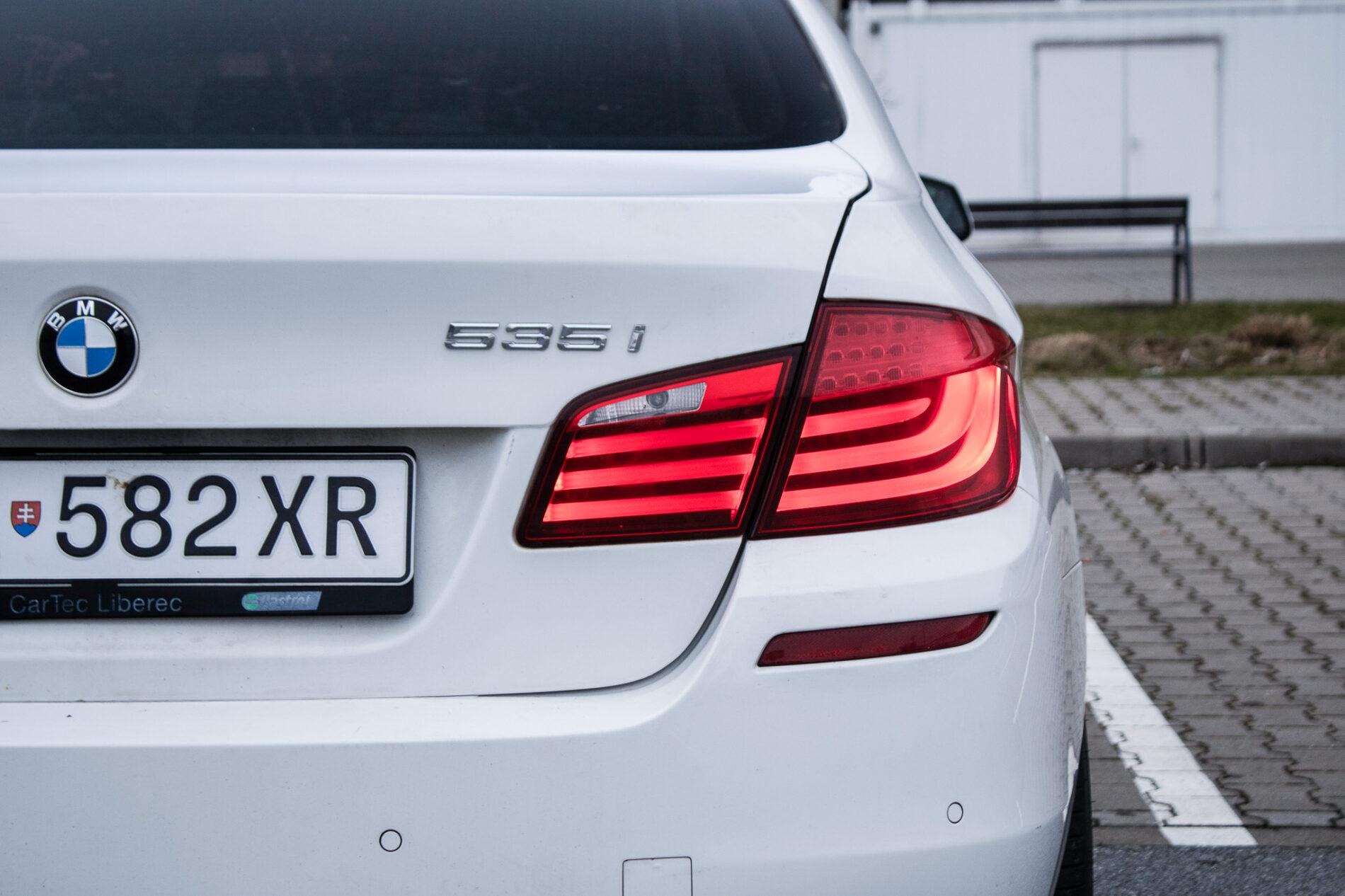 2010 BMW 535i, biela sedan, 255 870 km