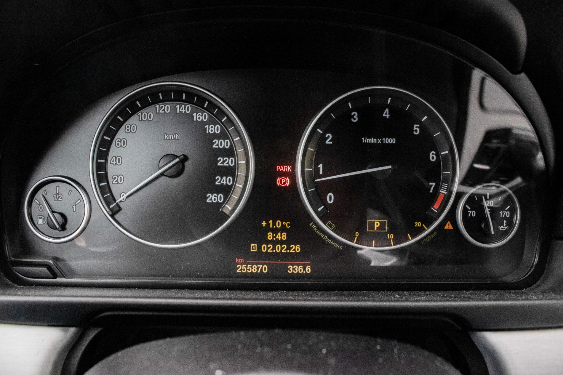 2010 BMW 535i, biela sedan, 255 870 km