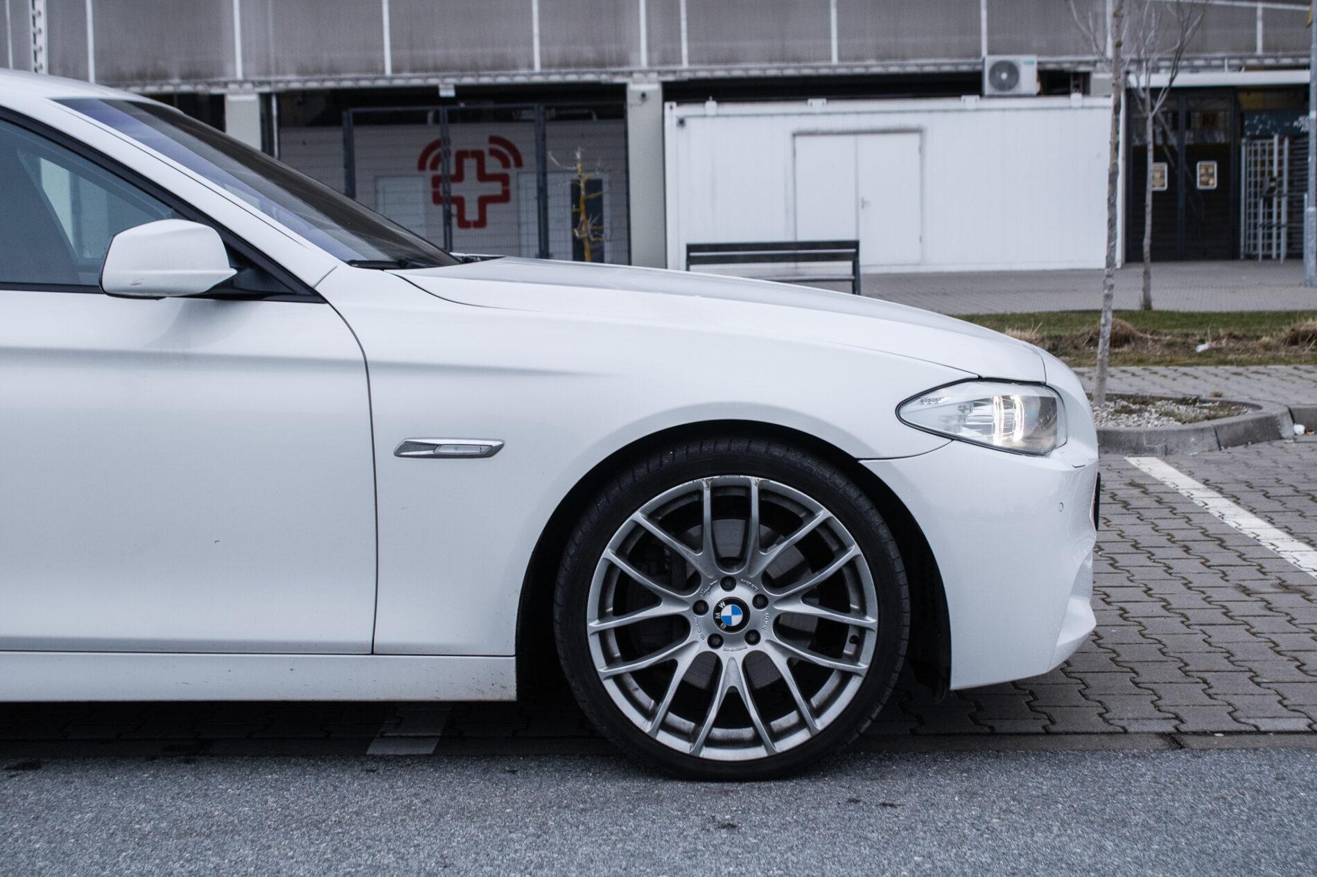 2010 BMW 535i, biela sedan, 255 870 km