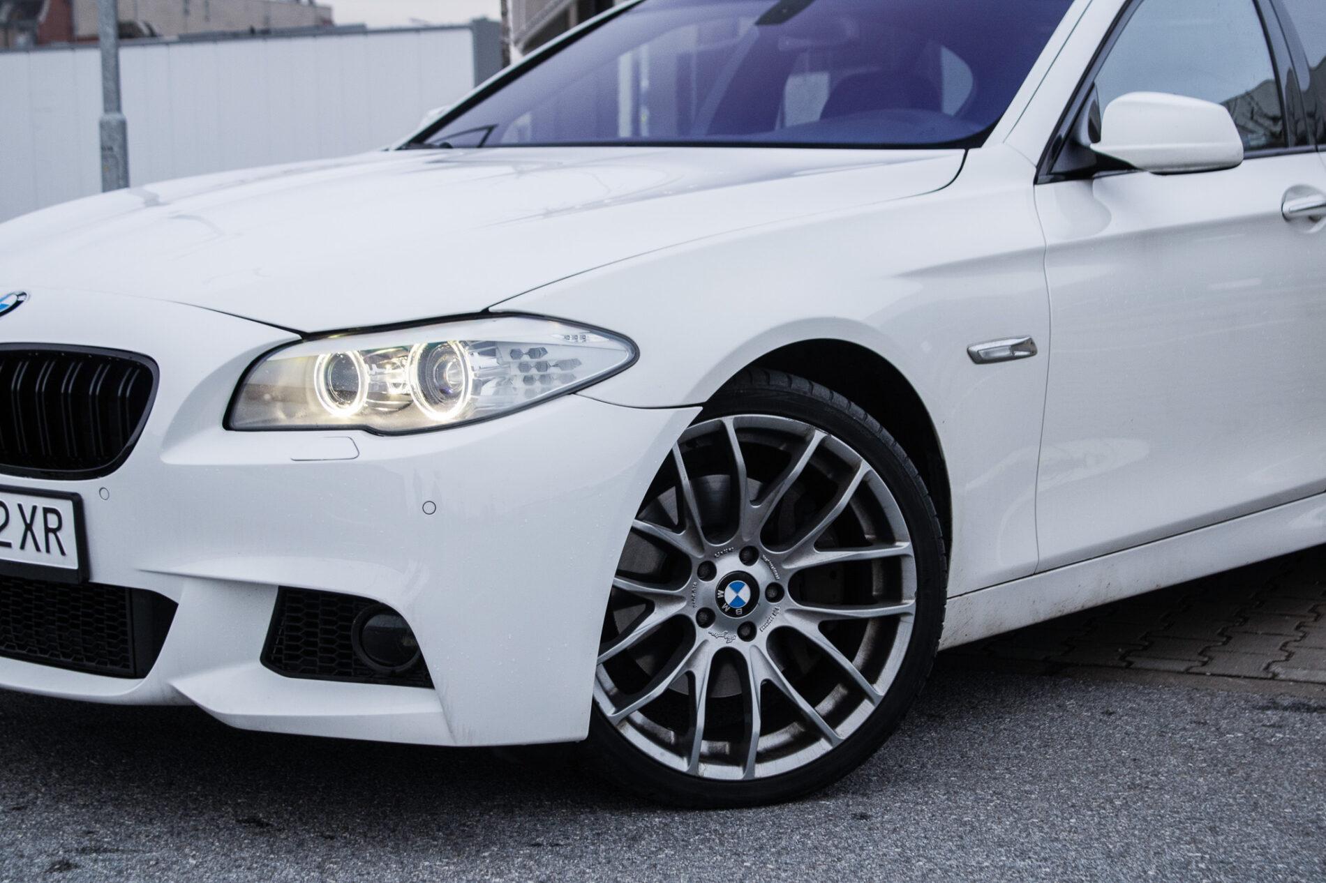 2010 BMW 535i, biela sedan, 255 870 km