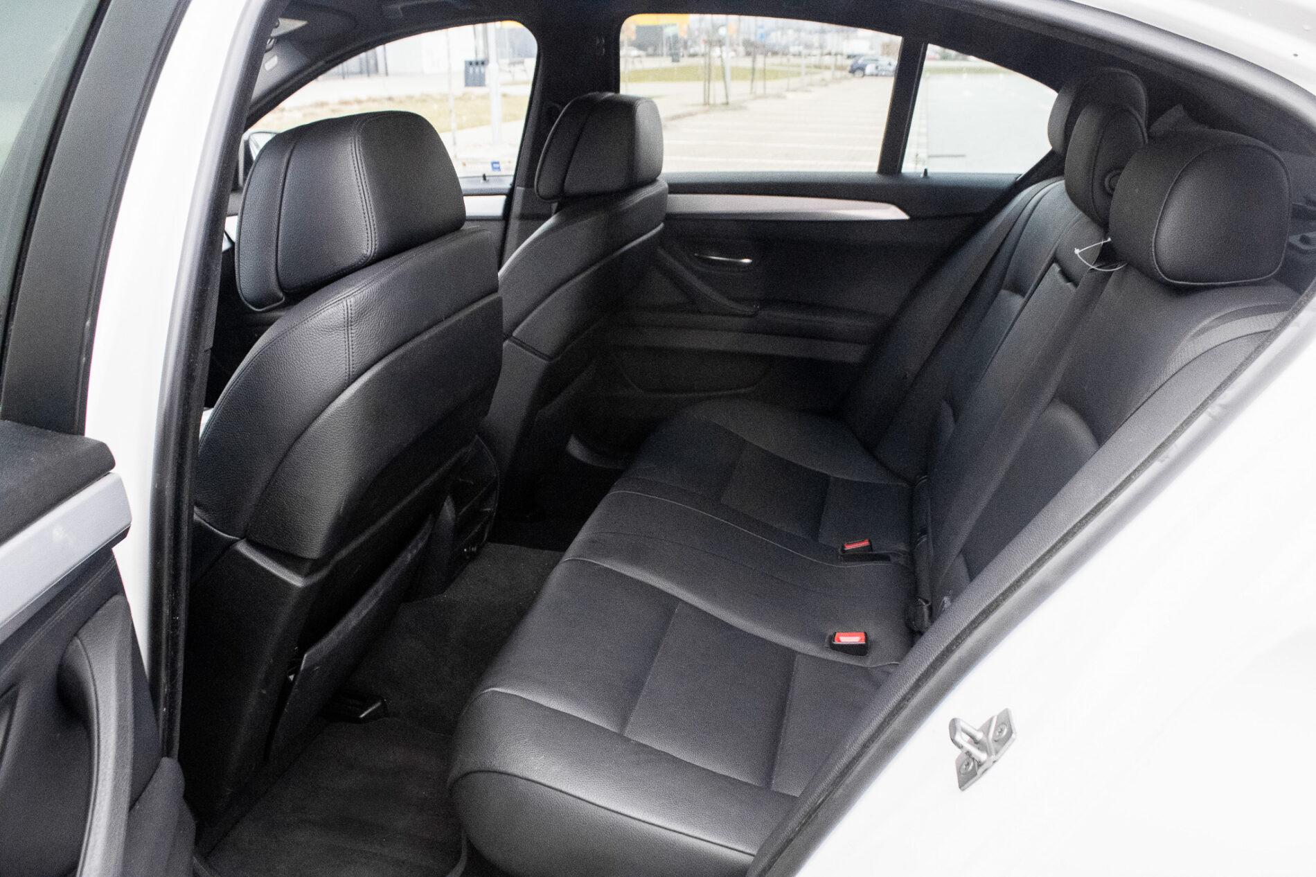 2010 BMW 535i, biela sedan, 255 870 km