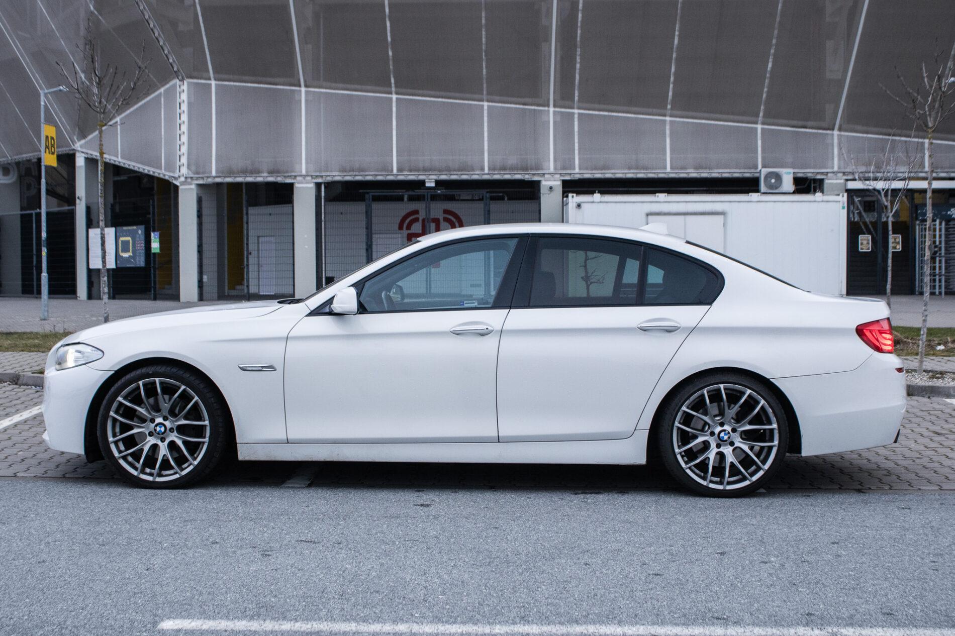 2010 BMW 535i, biela sedan, 255 870 km