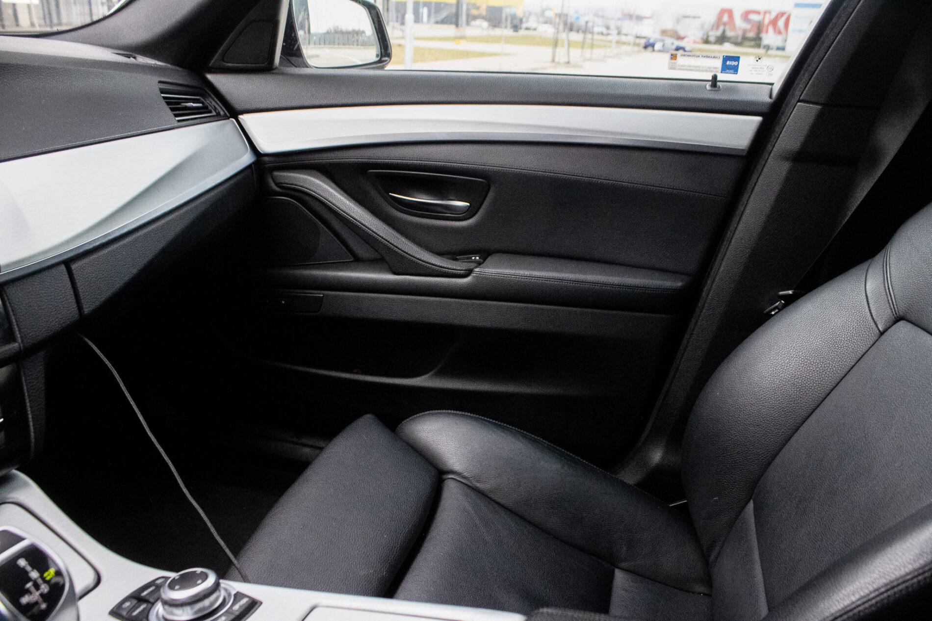 2010 BMW 535i, biela sedan, 255 870 km
