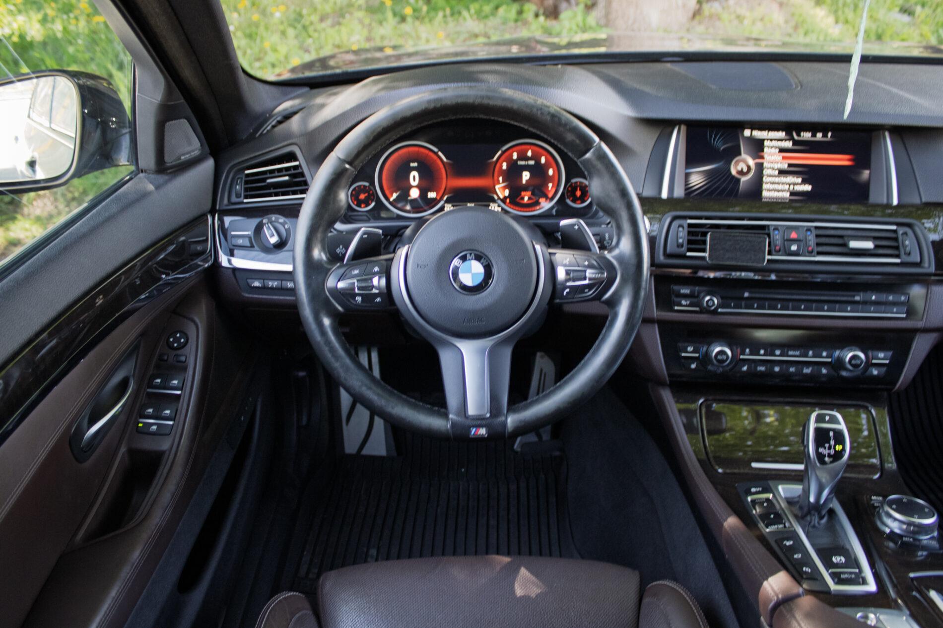 2016 BMW 535i, modrá sedan, 158 386 km