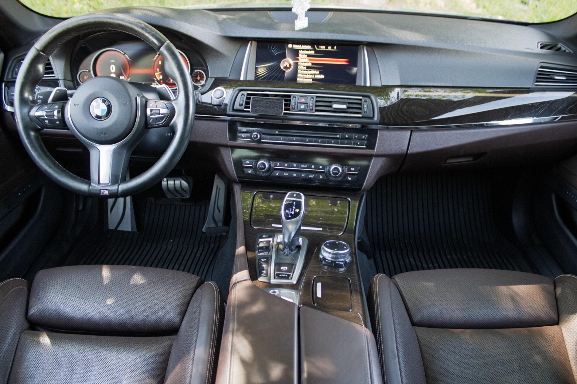 2016 BMW 535i, modrá sedan, 158 386 km