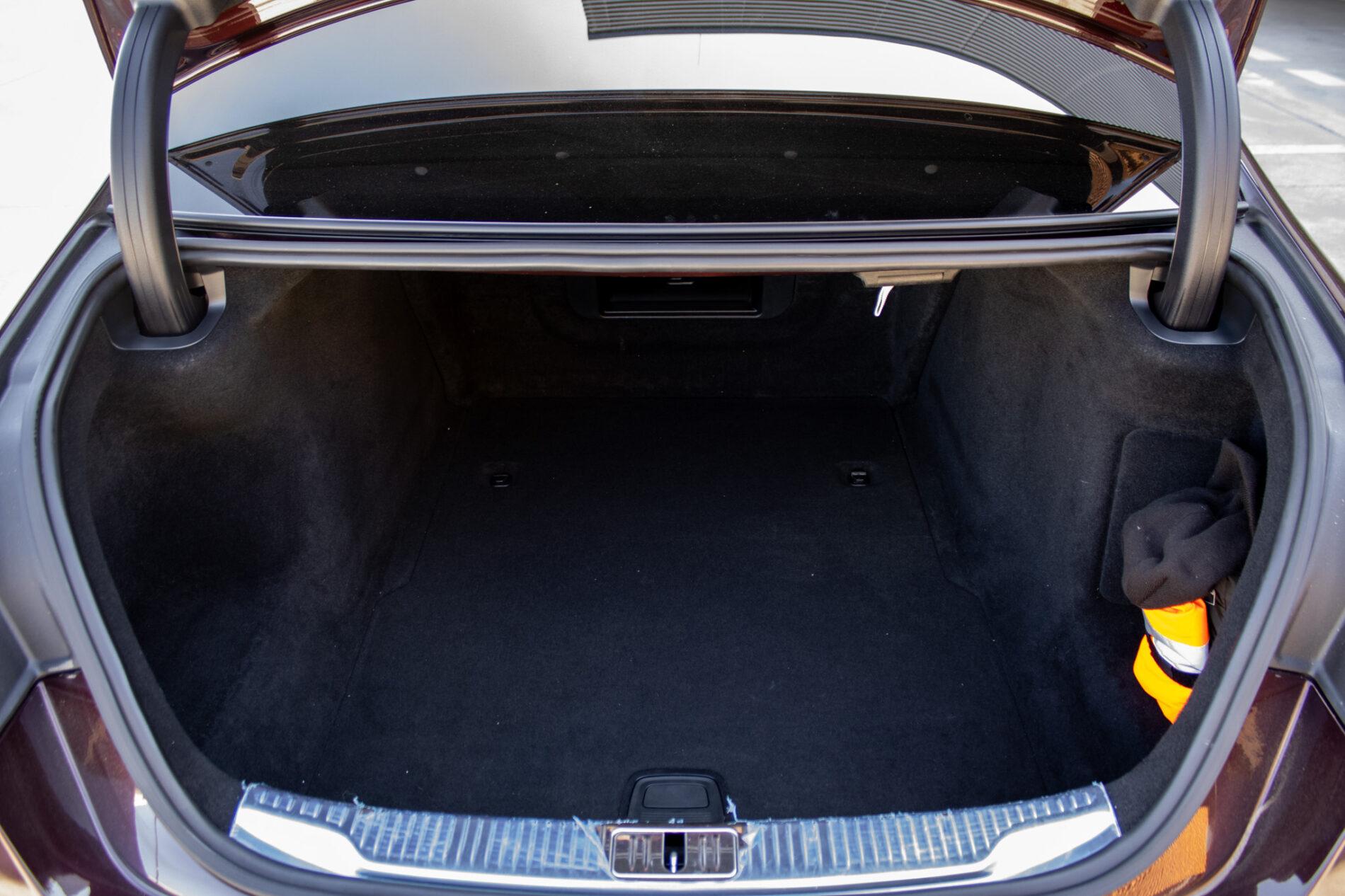 2022 Mercedes-Benz S 400d, červená sedan, 150 861 km